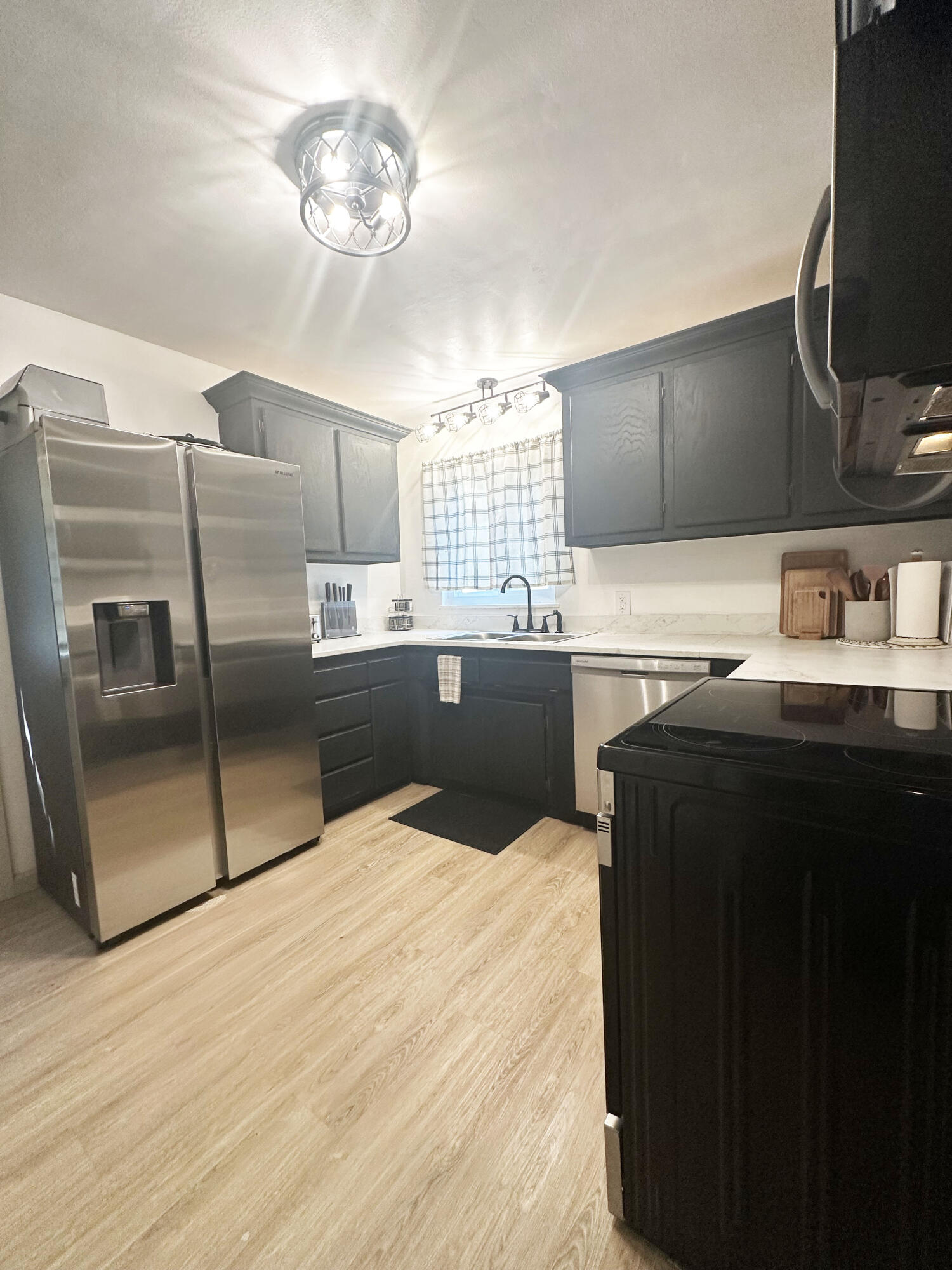 1847 South Weaver Avenue Property Photo 3