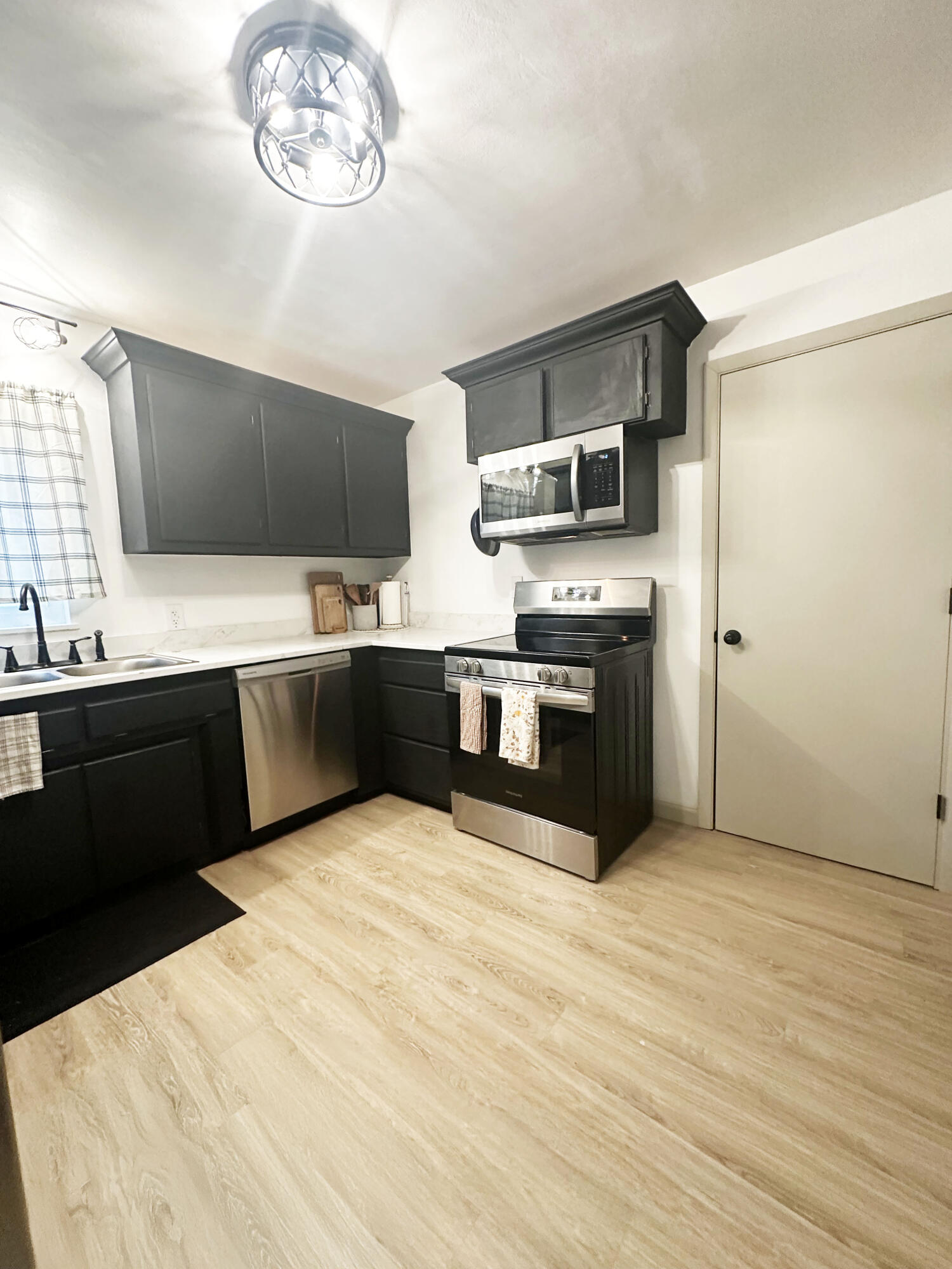1847 South Weaver Avenue Property Photo 4