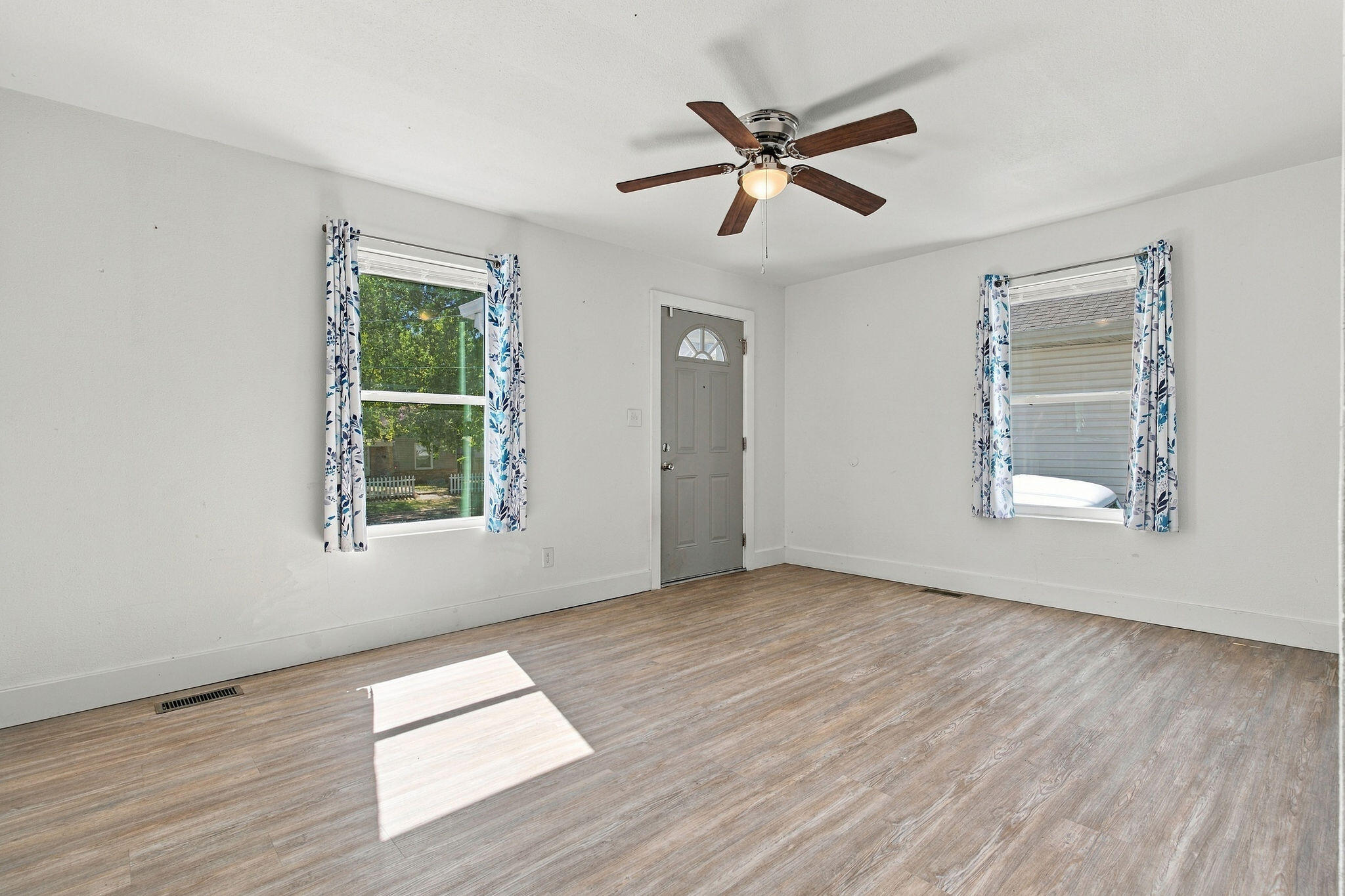 1127 East Pacific Street Property Photo 5