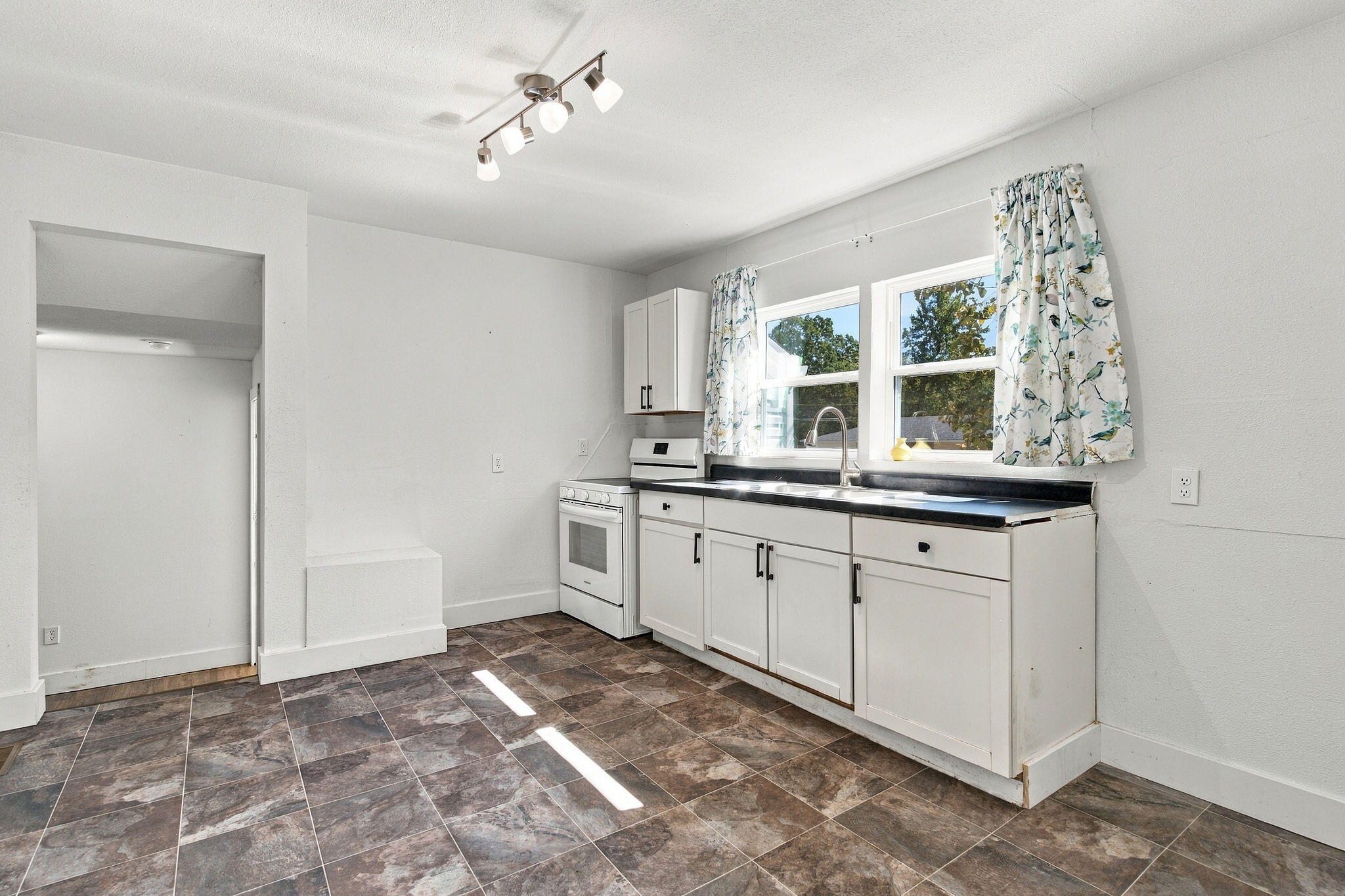 1127 East Pacific Street Property Photo 7