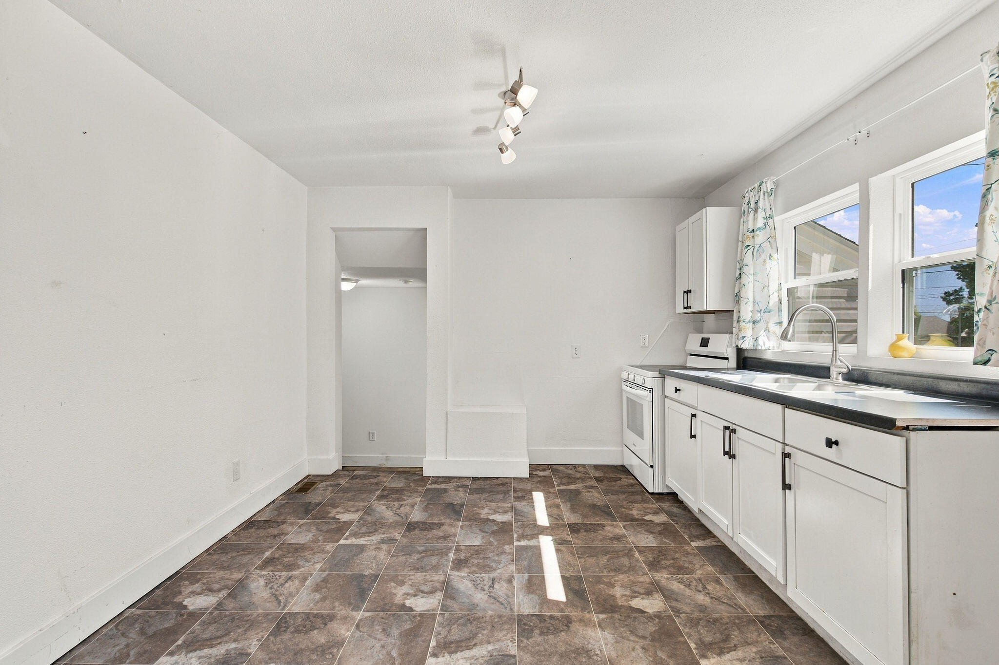 1127 East Pacific Street Property Photo 9