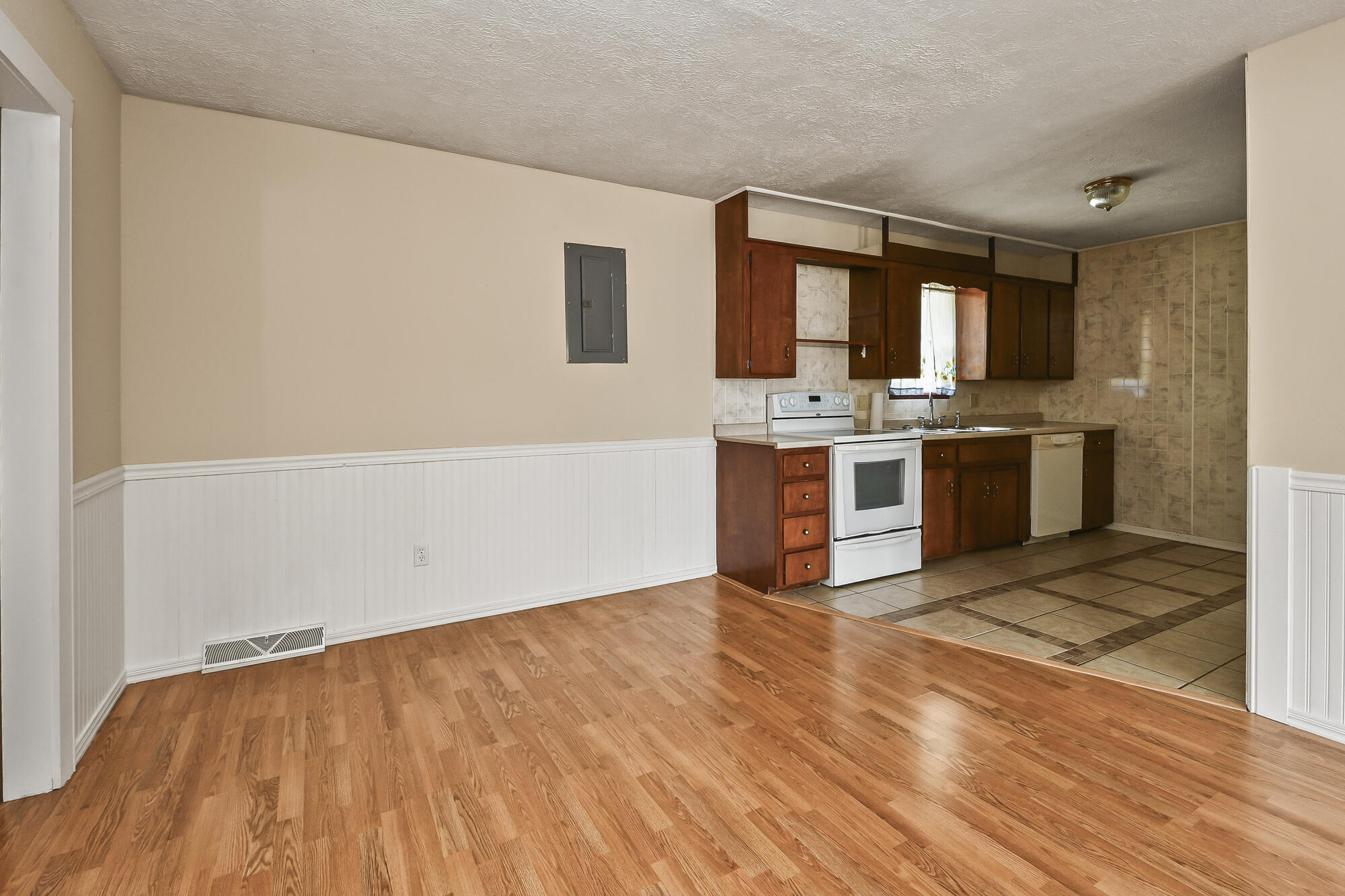 1261 West North Street Property Photo 14