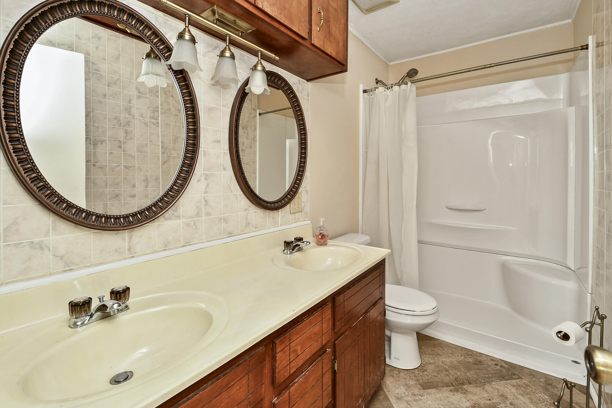 1261 West North Street Property Photo 29