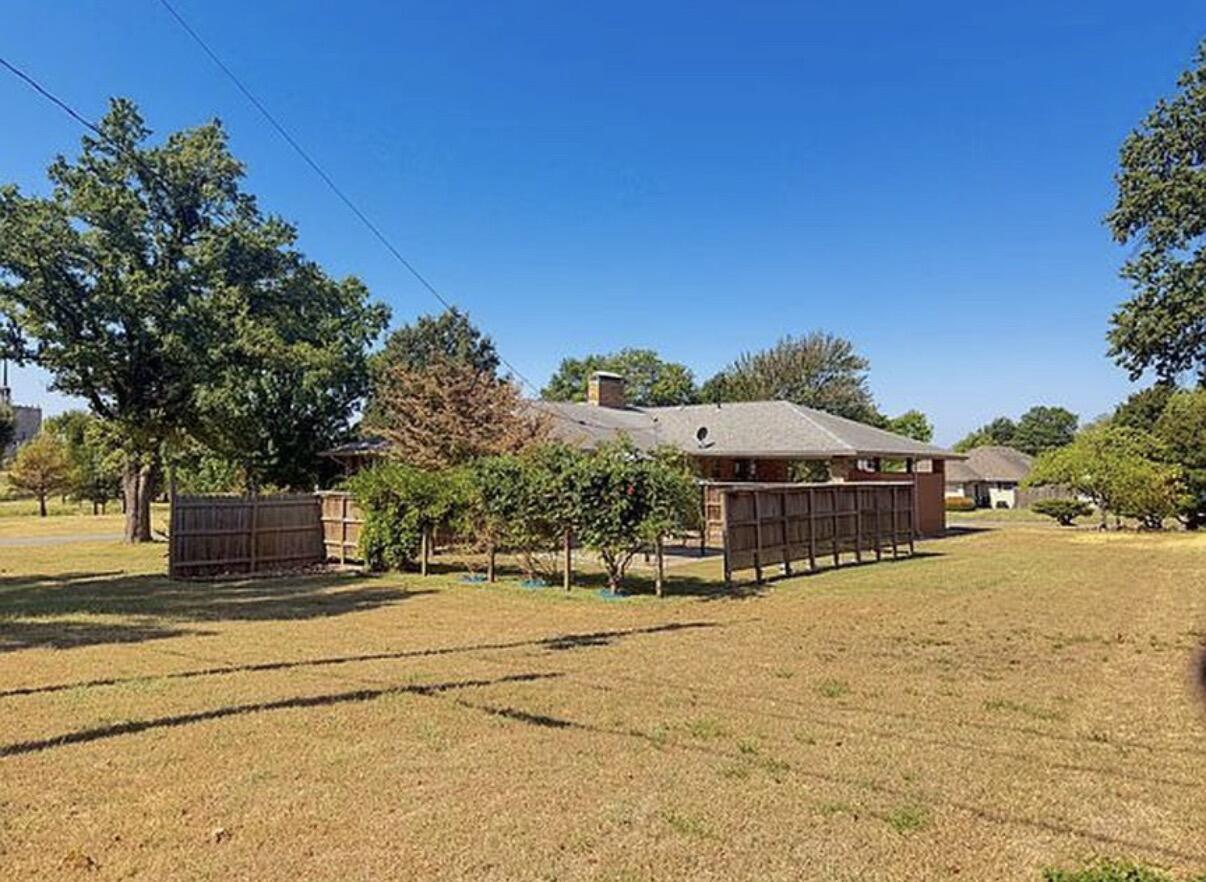 2402 East 11th Street Property Photo 6