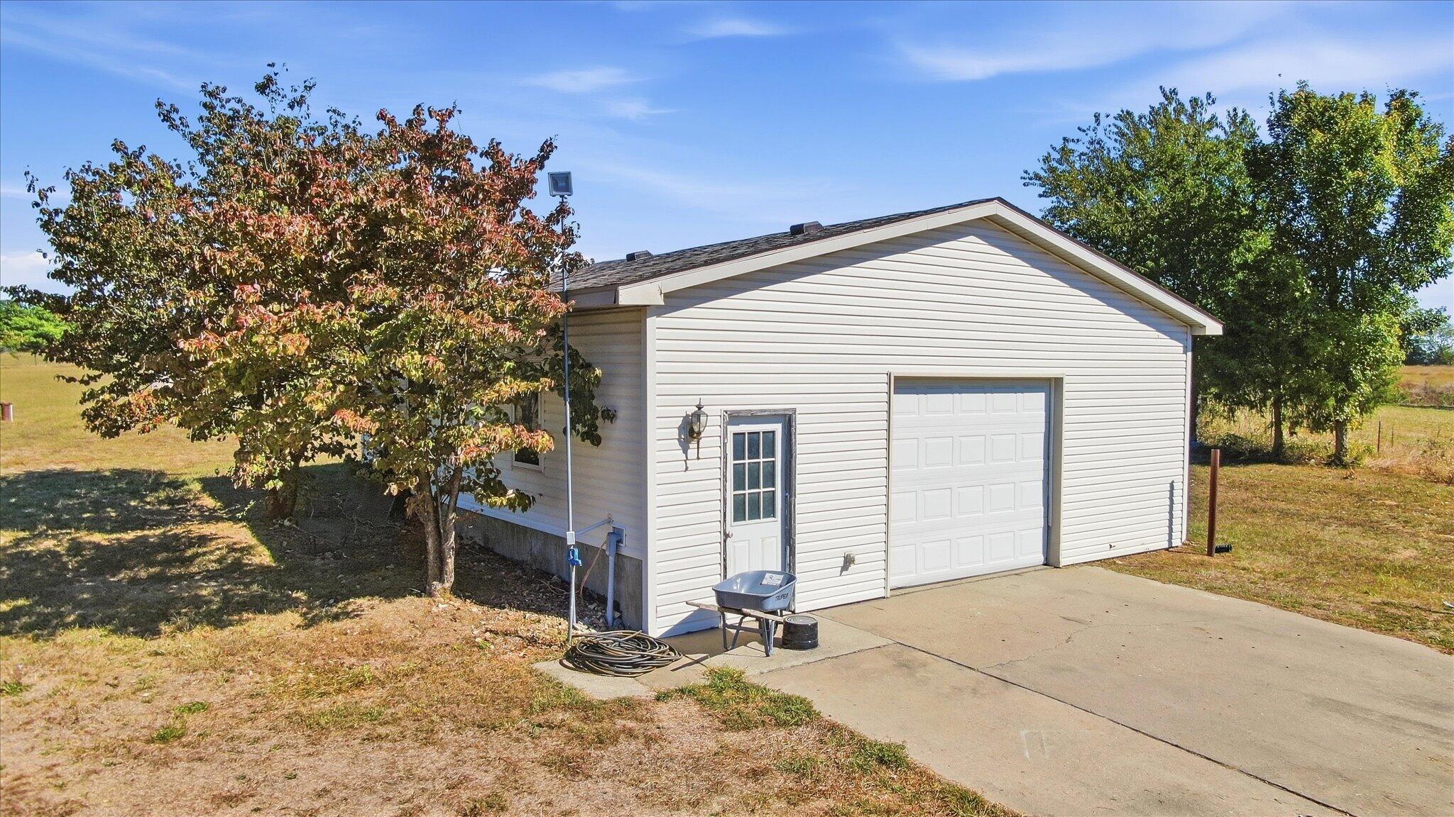 3324 Farm Road 1107 Property Photo 23