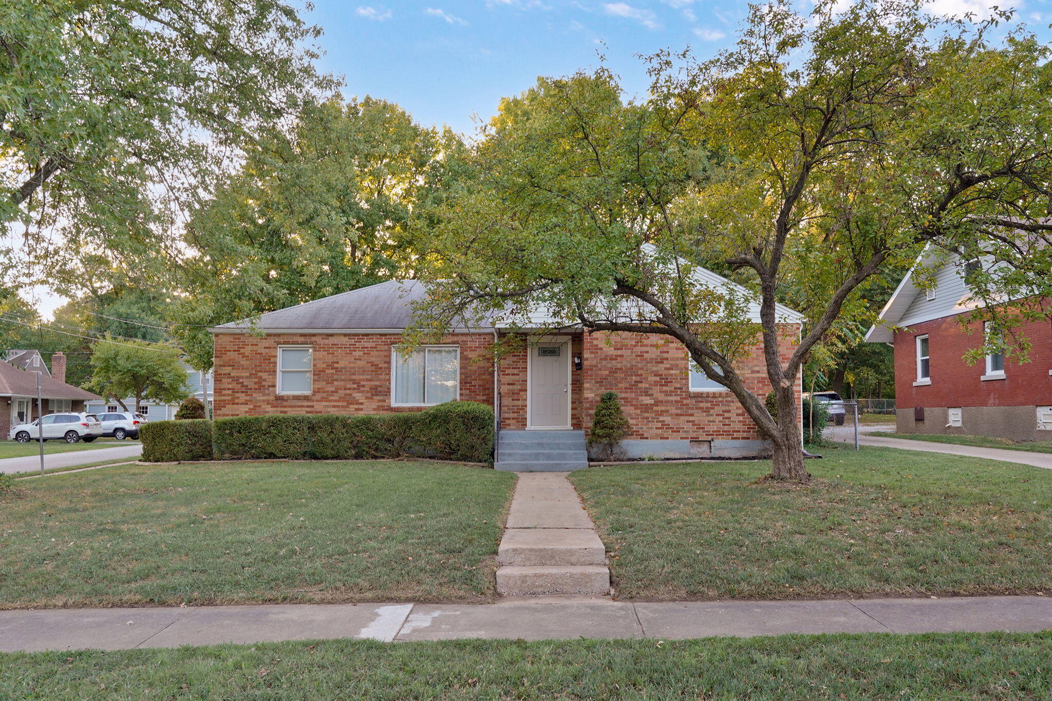 637 South Kickapoo Avenue Property Photo 1
