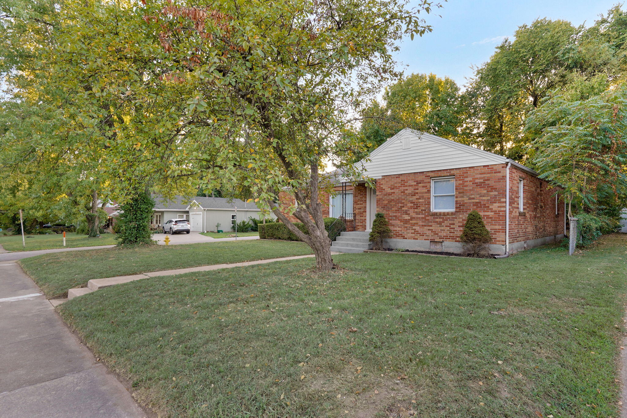 637 South Kickapoo Avenue Property Photo 2