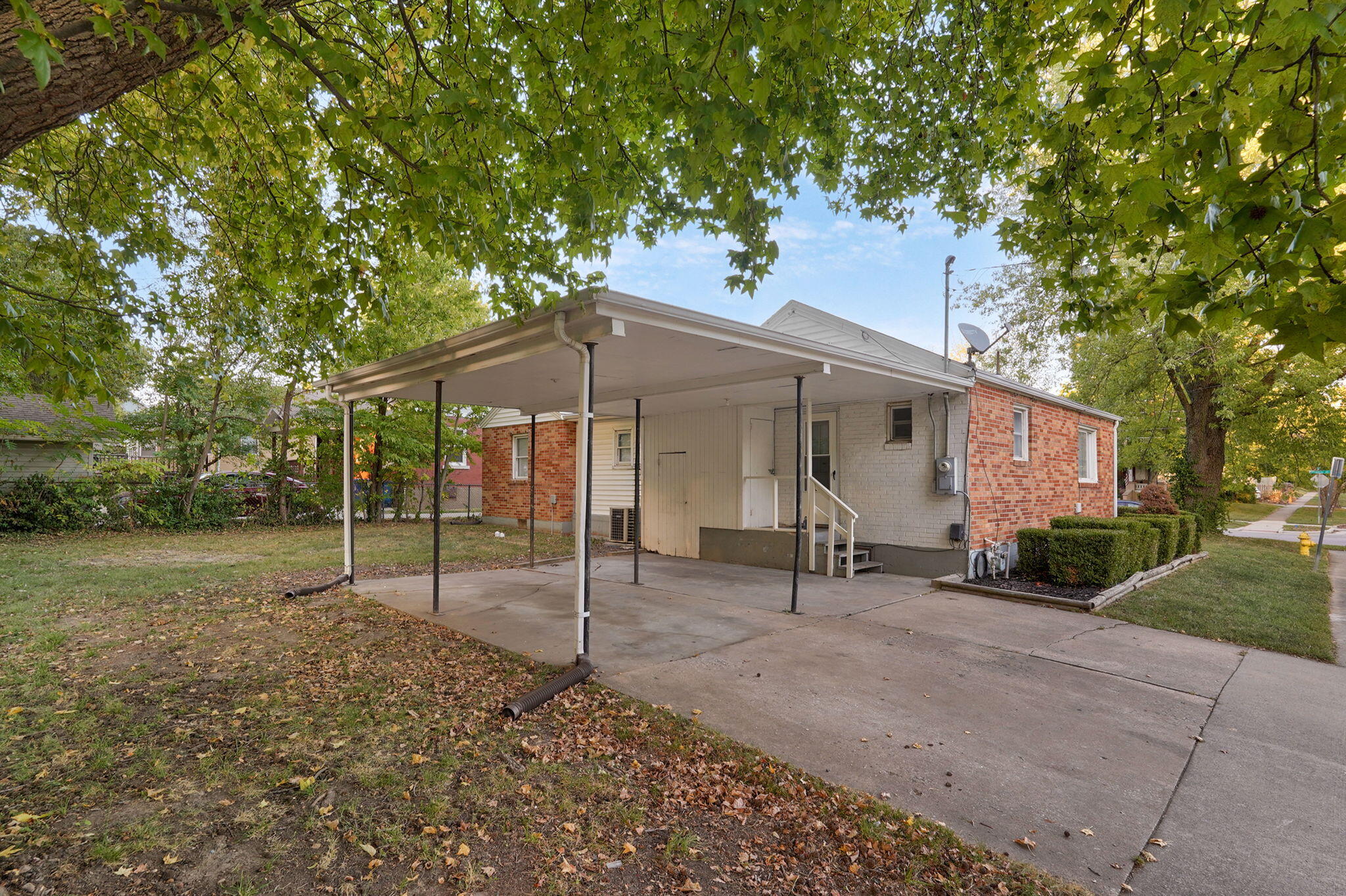 637 South Kickapoo Avenue Property Photo 6