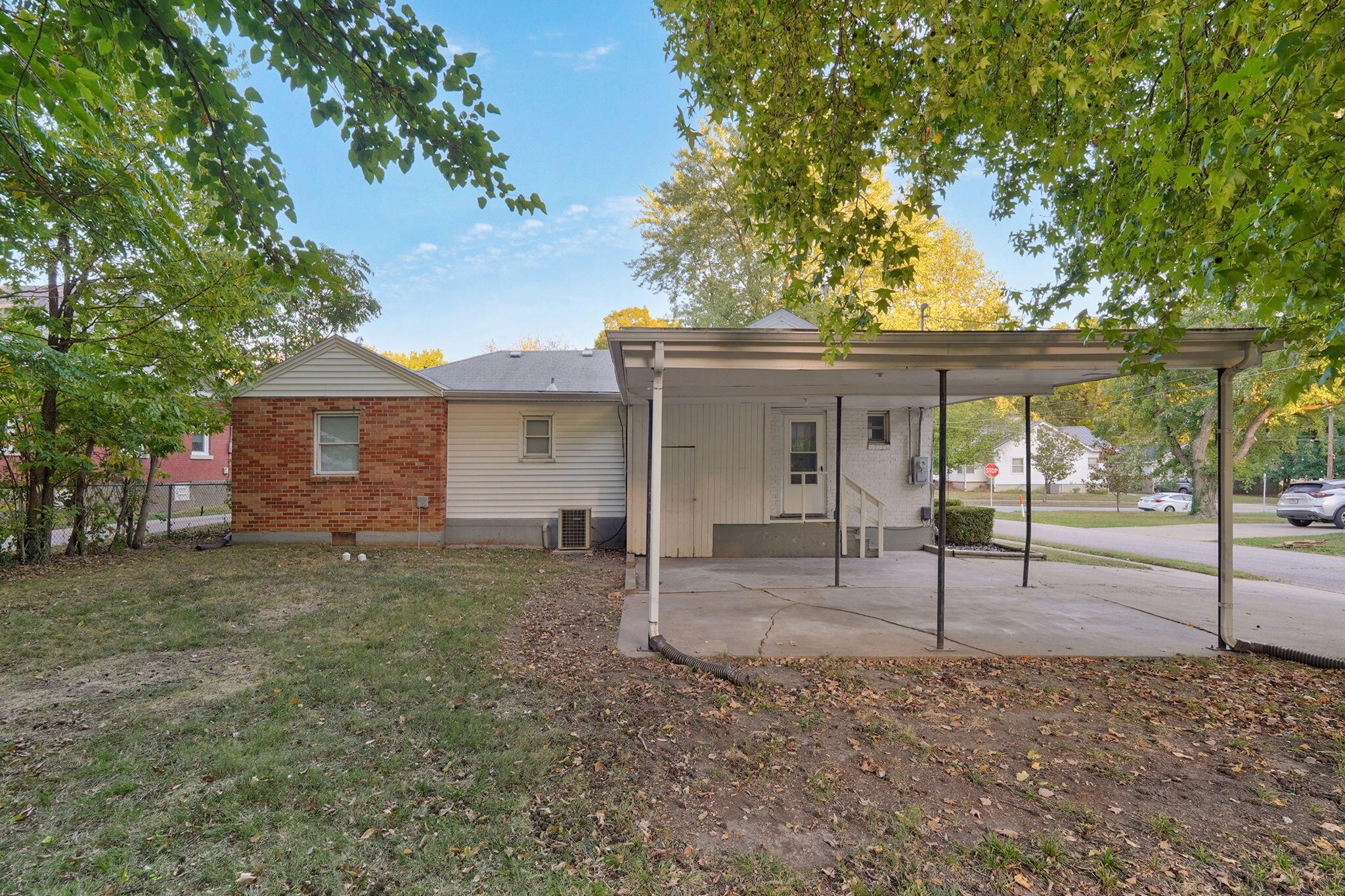 637 South Kickapoo Avenue Property Photo 7