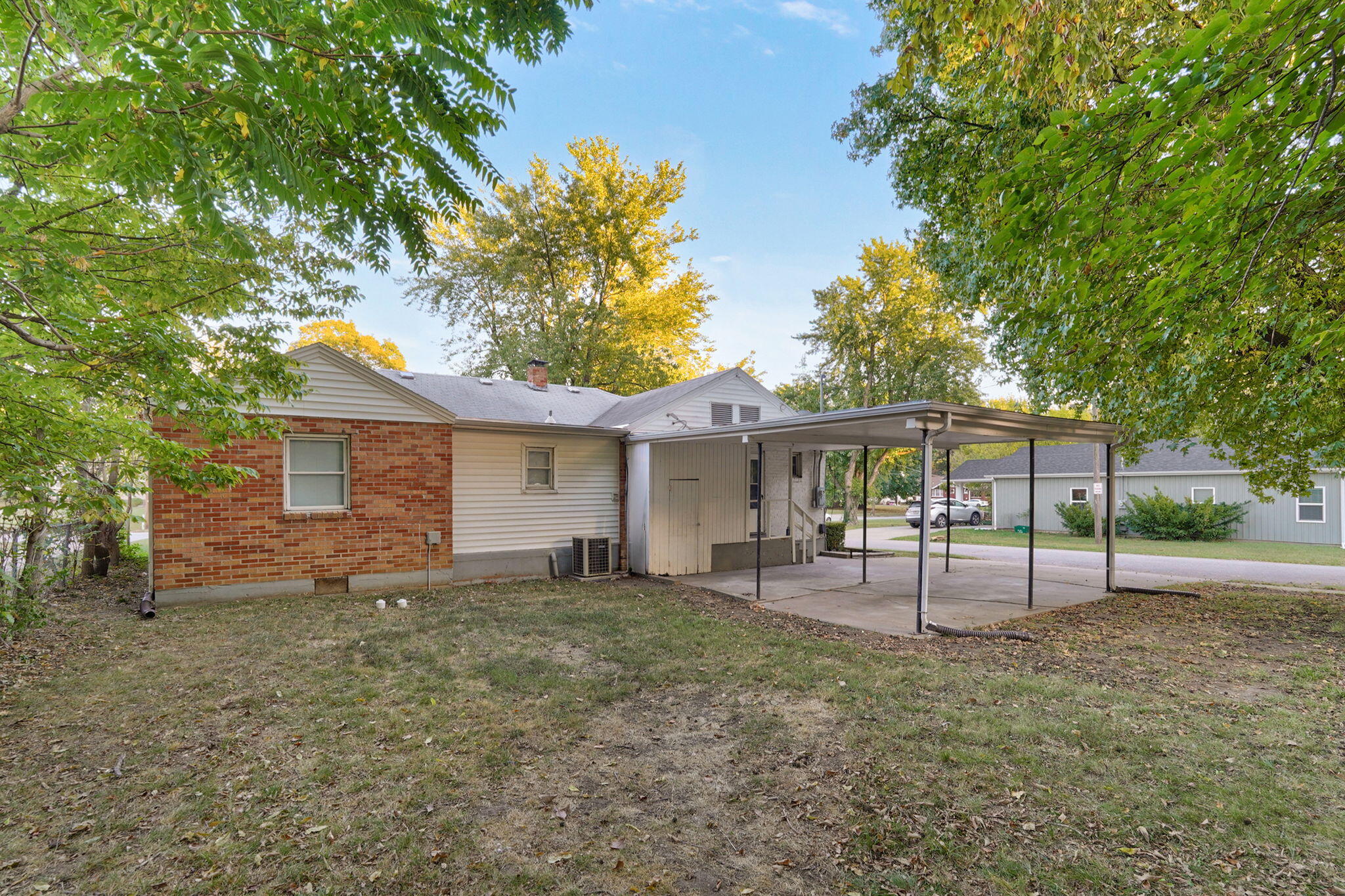 637 South Kickapoo Avenue Property Photo 8