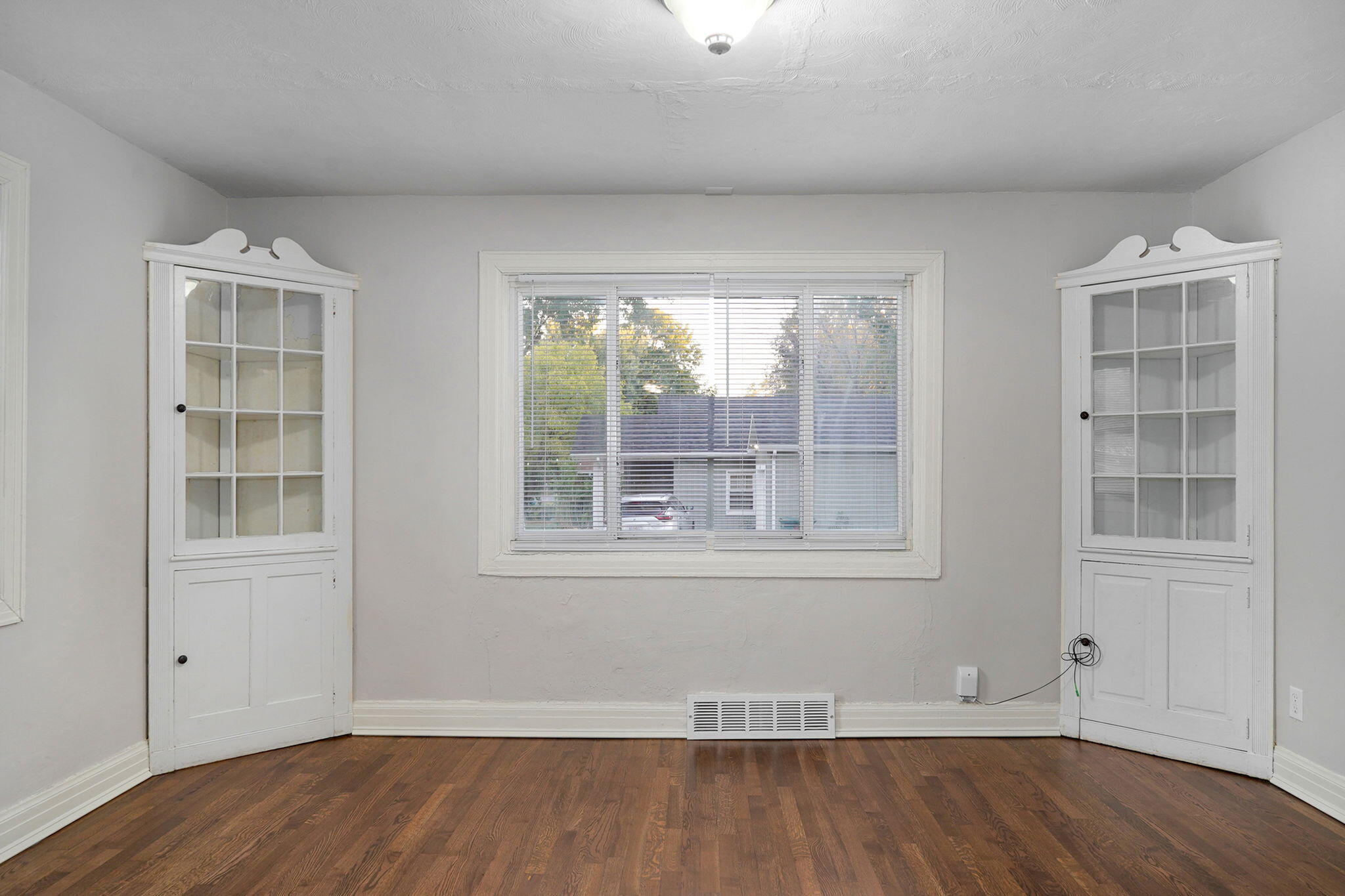 637 South Kickapoo Avenue Property Photo 13