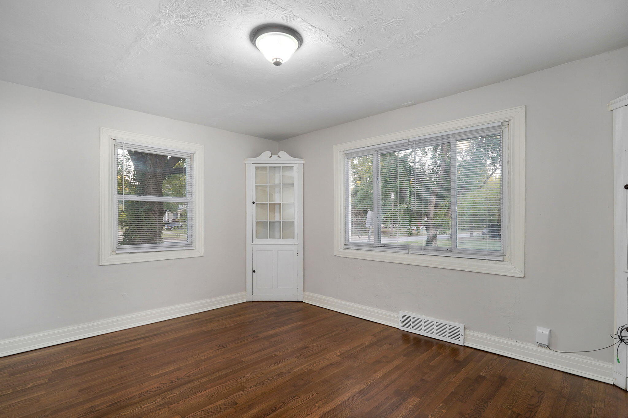 637 South Kickapoo Avenue Property Photo 14