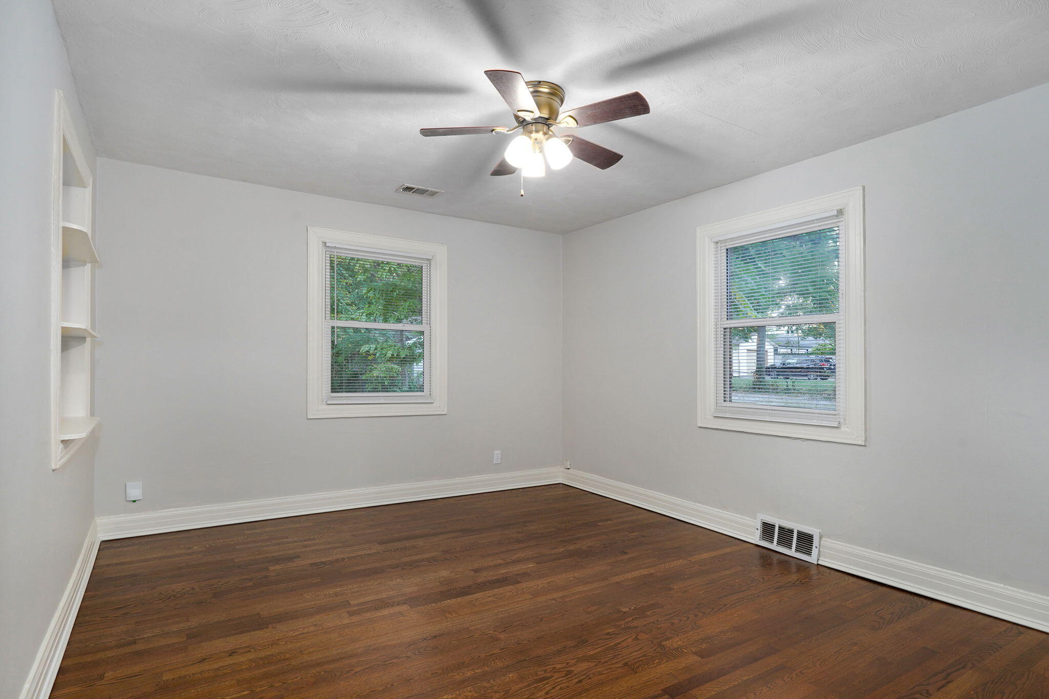 637 South Kickapoo Avenue Property Photo 20