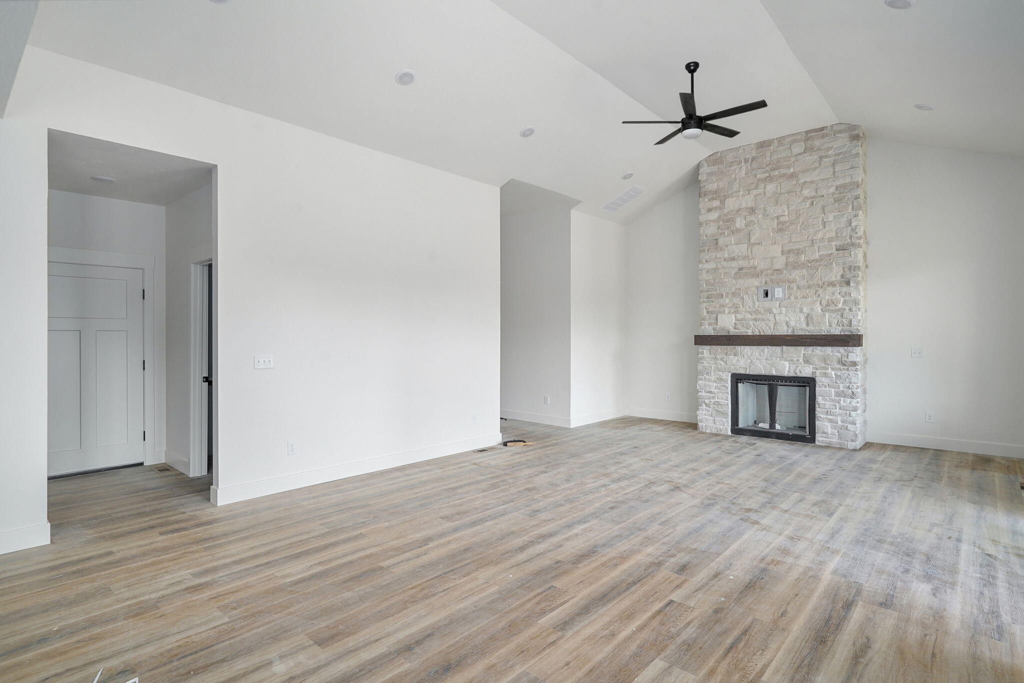 4972 South Sycamore Avenue Property Photo 4
