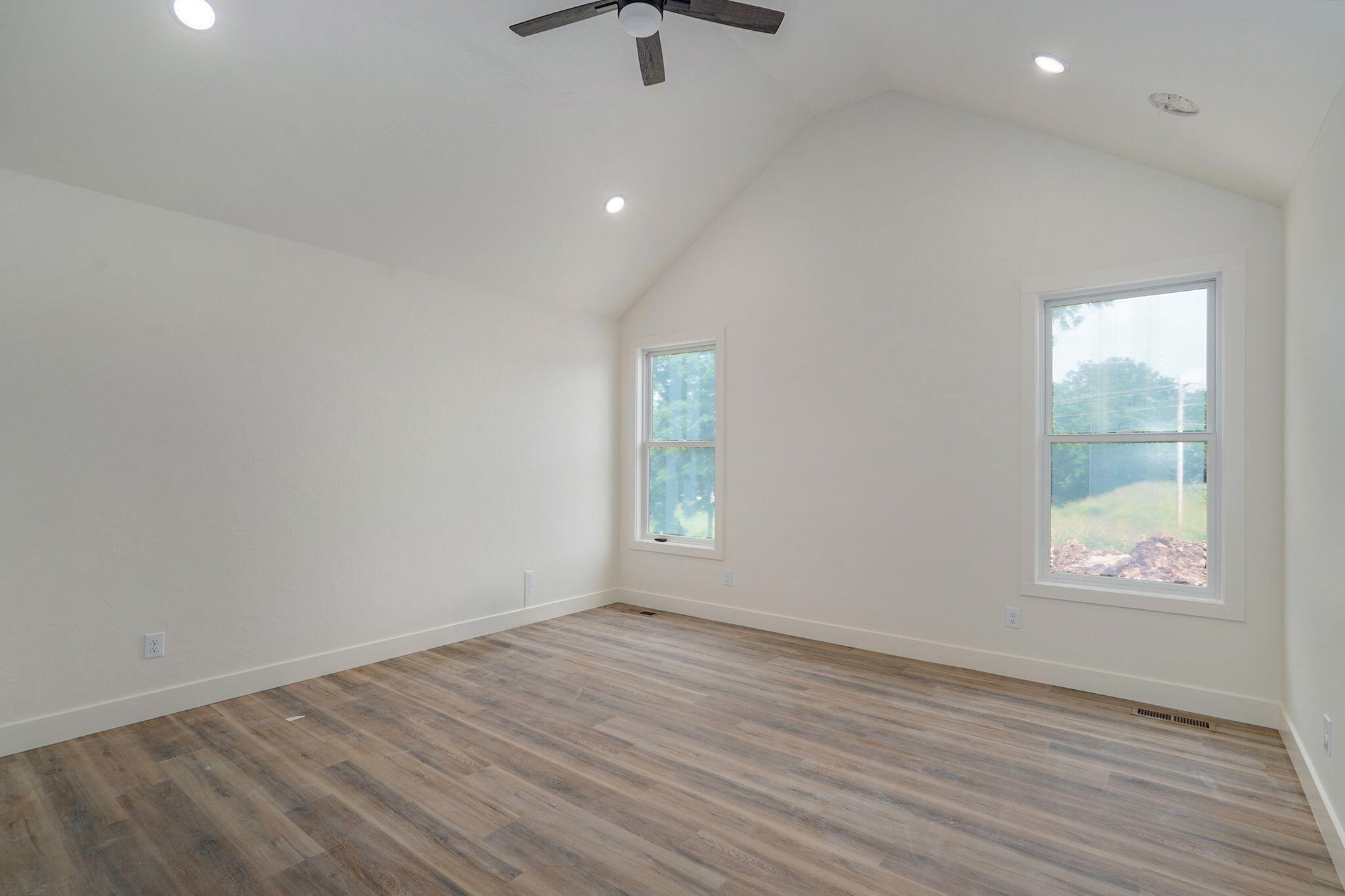 4972 South Sycamore Avenue Property Photo 5