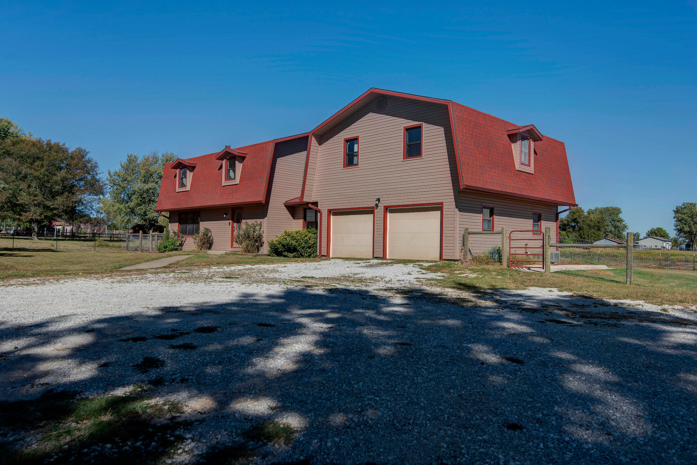 6711 North Farm Road 97 Property Photo 2
