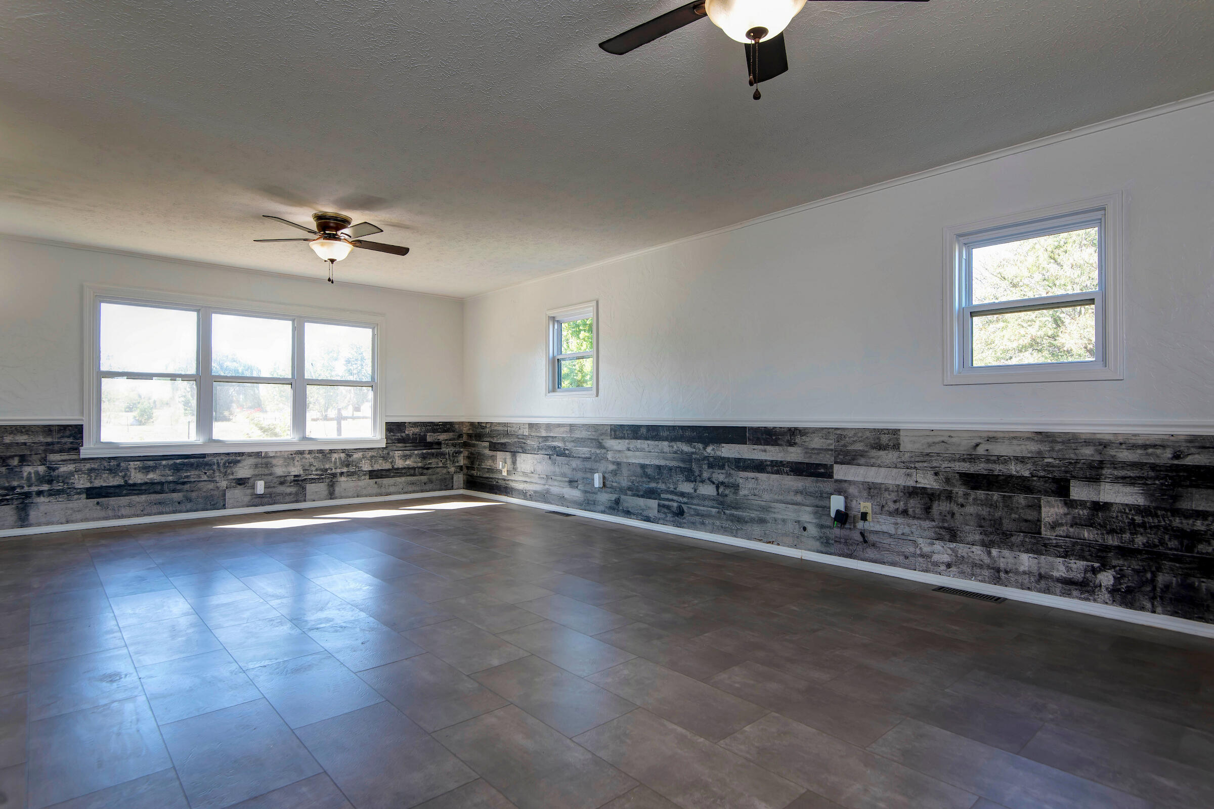 6711 North Farm Road 97 Property Photo 11
