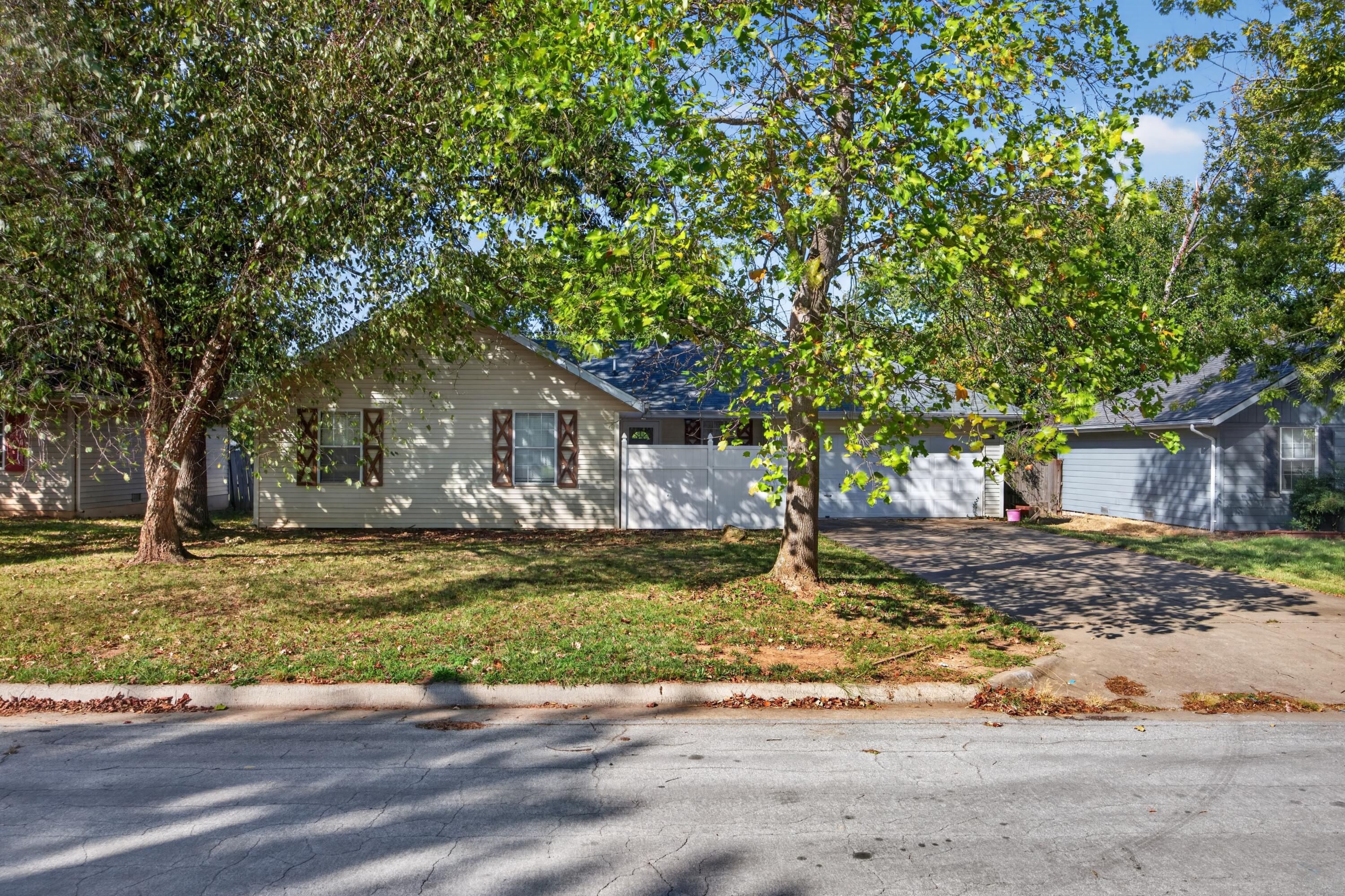 5627 South Dayton Avenue Property Photo 1