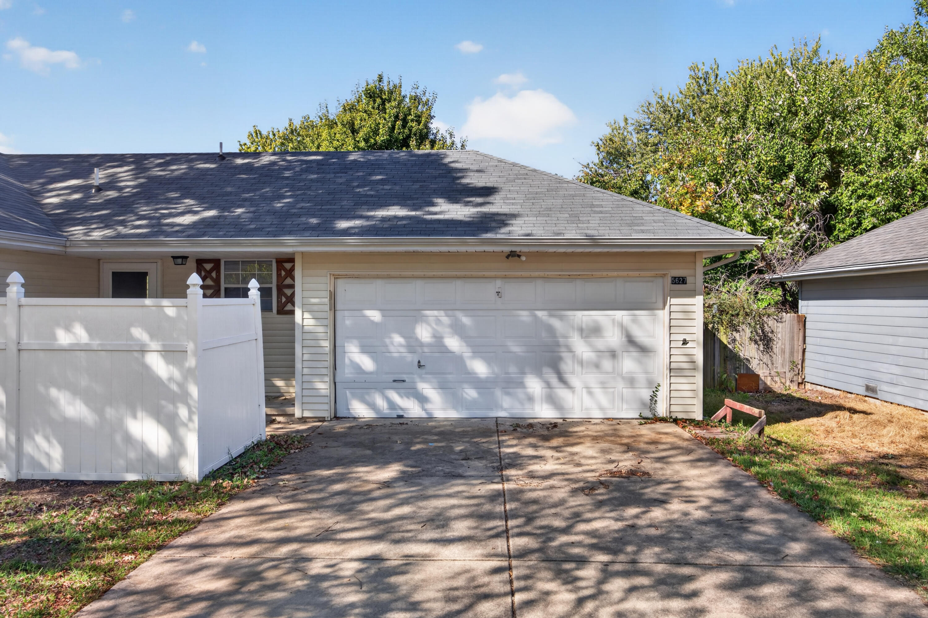 5627 South Dayton Avenue Property Photo 3