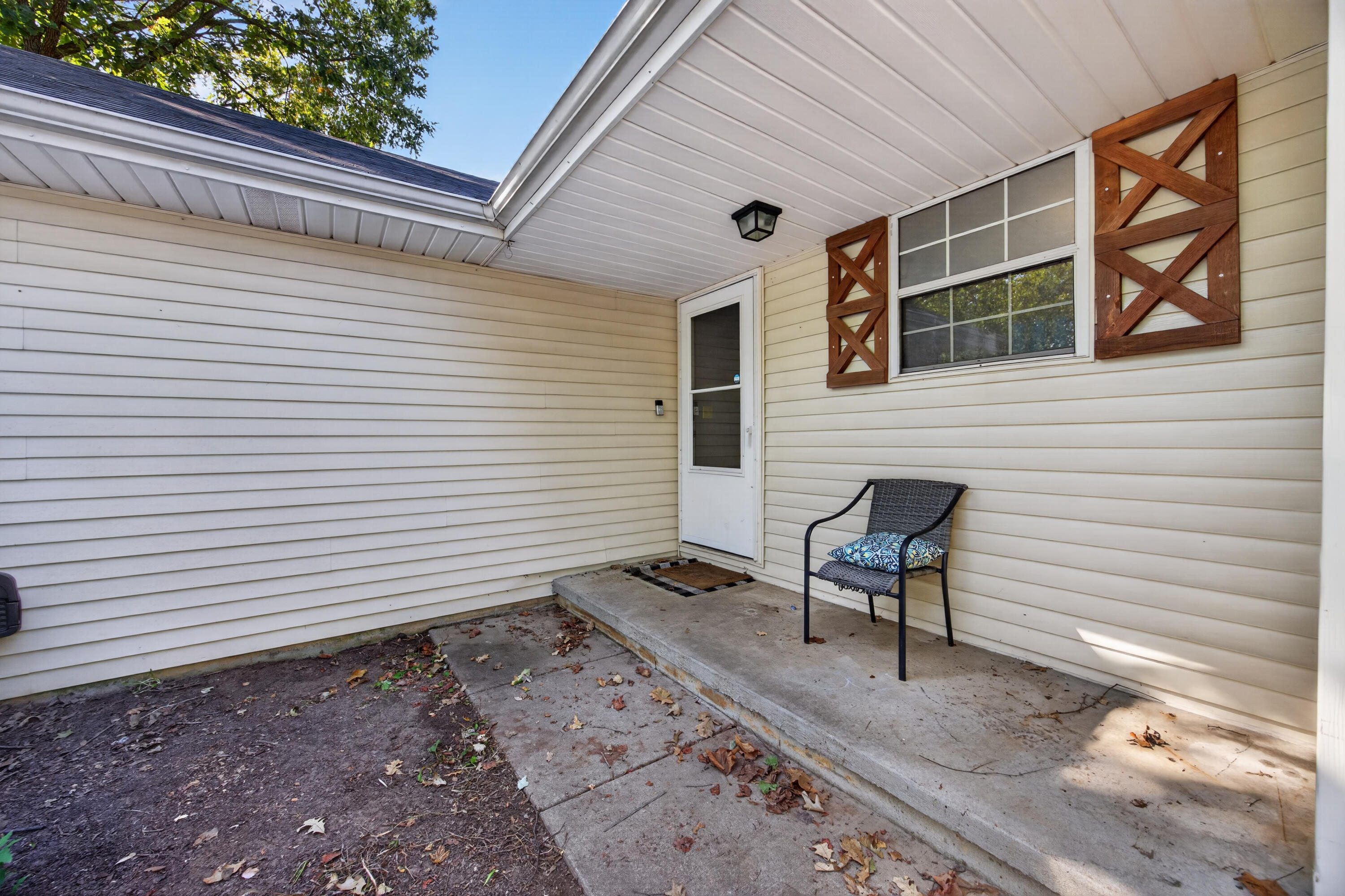 5627 South Dayton Avenue Property Photo 4