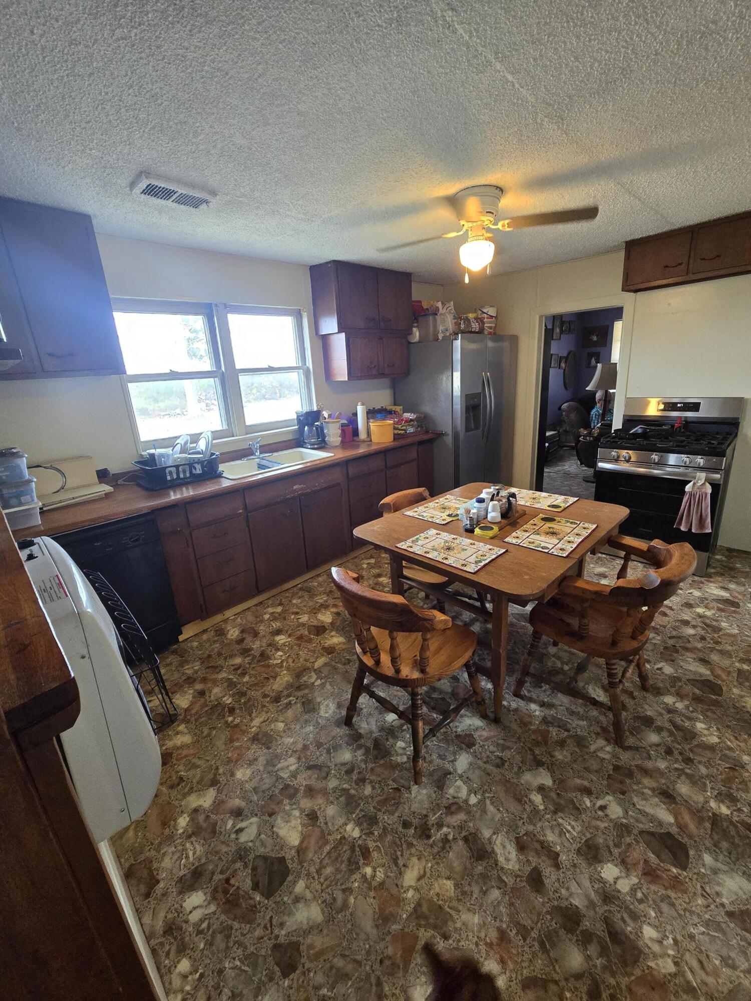 946 County Road 3670 Property Photo 3