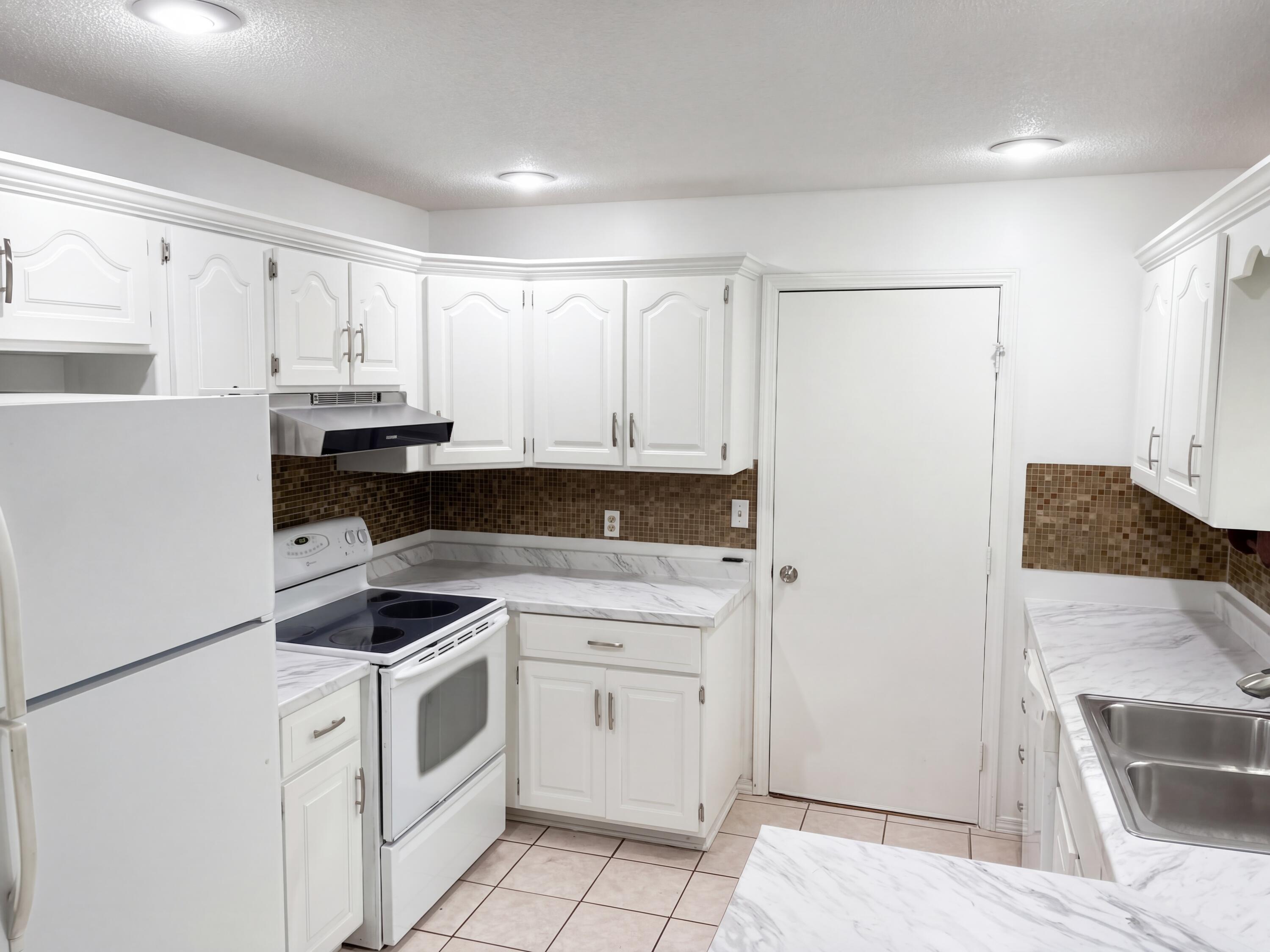 3651 South Meadowlark Avenue Property Photo 3