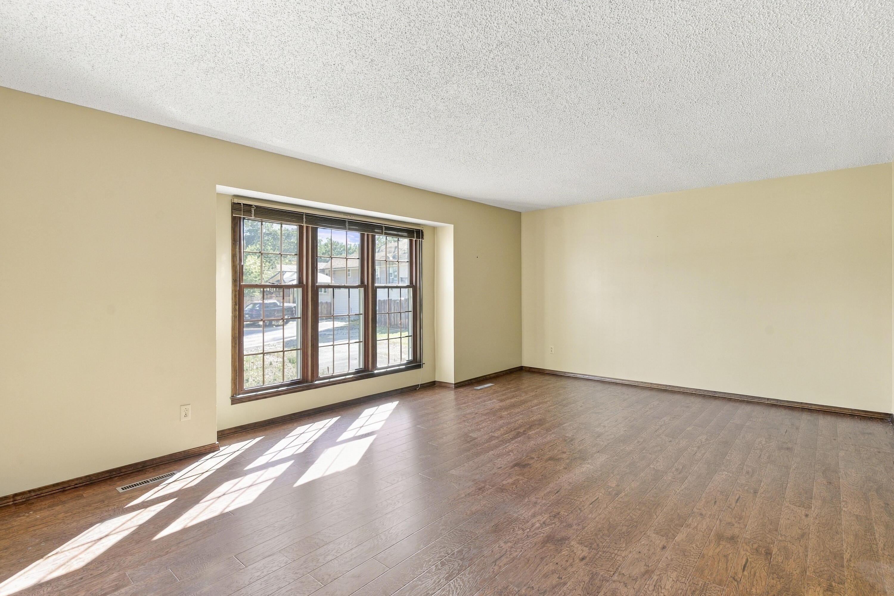 2527 South Camber Avenue Property Photo 8