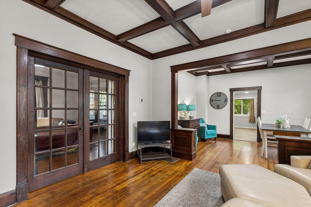 621 South Market Avenue Property Photo 7