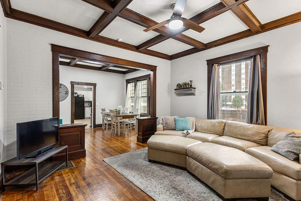 621 South Market Avenue Property Photo 8