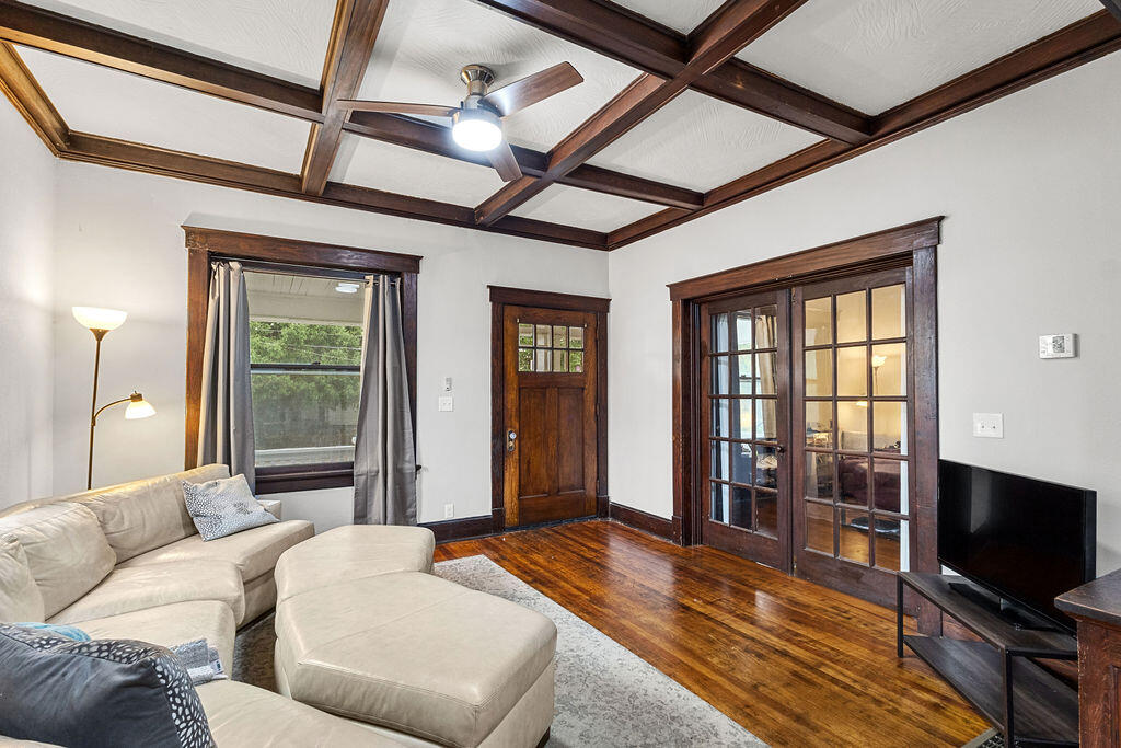621 South Market Avenue Property Photo 9