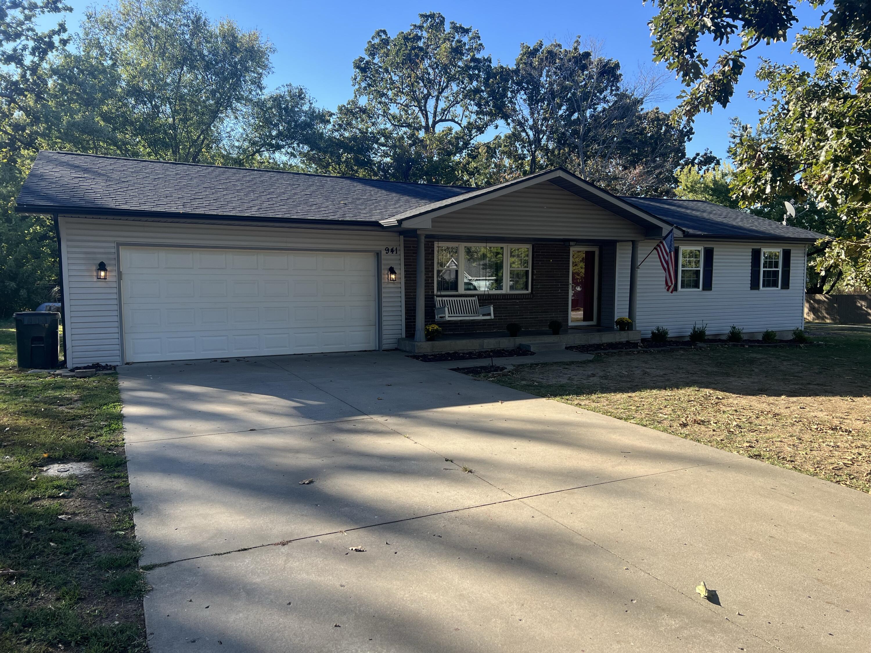 941 West Crestwood Drive Property Photo 1