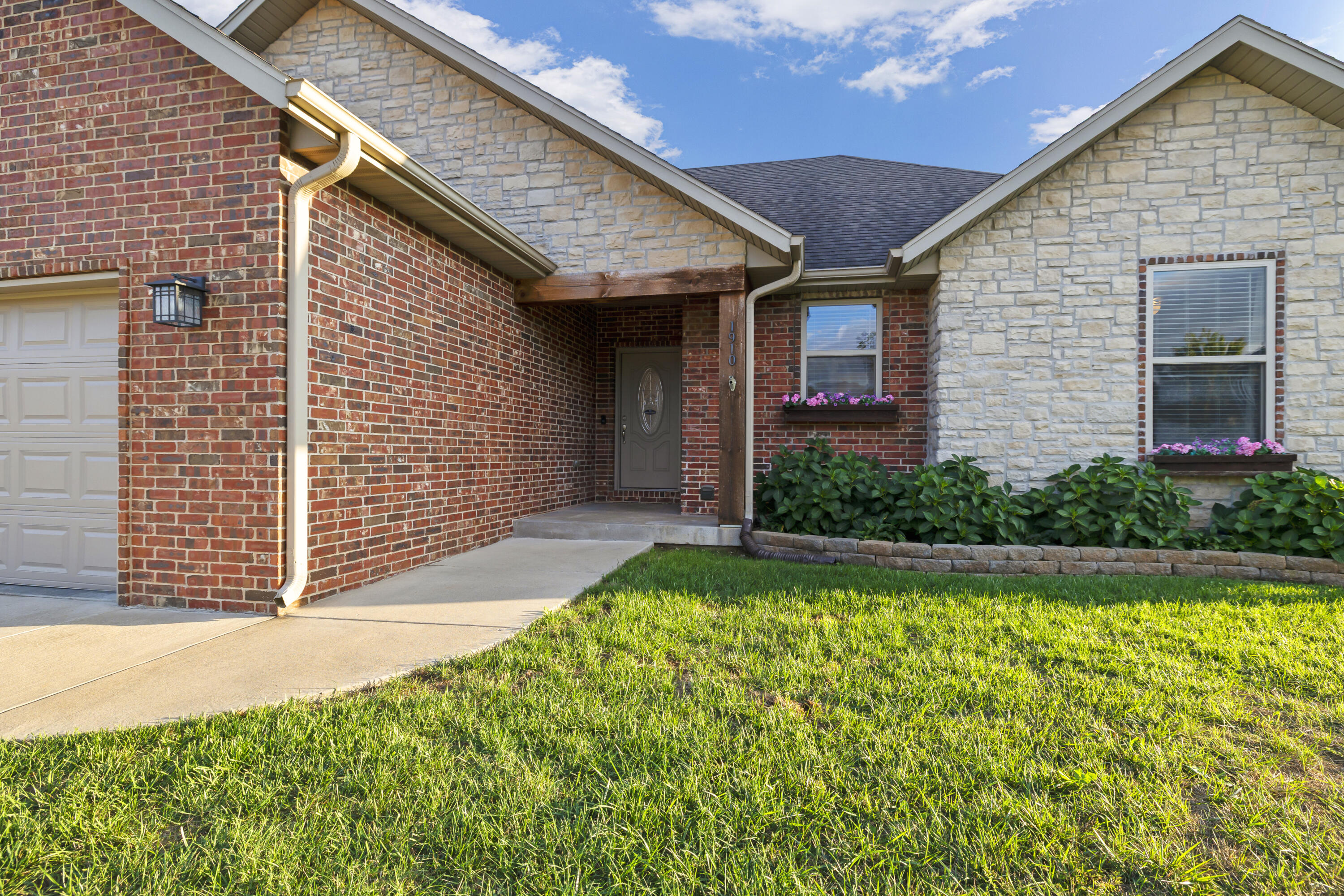 1910 East Whetstone Drive Property Photo 3