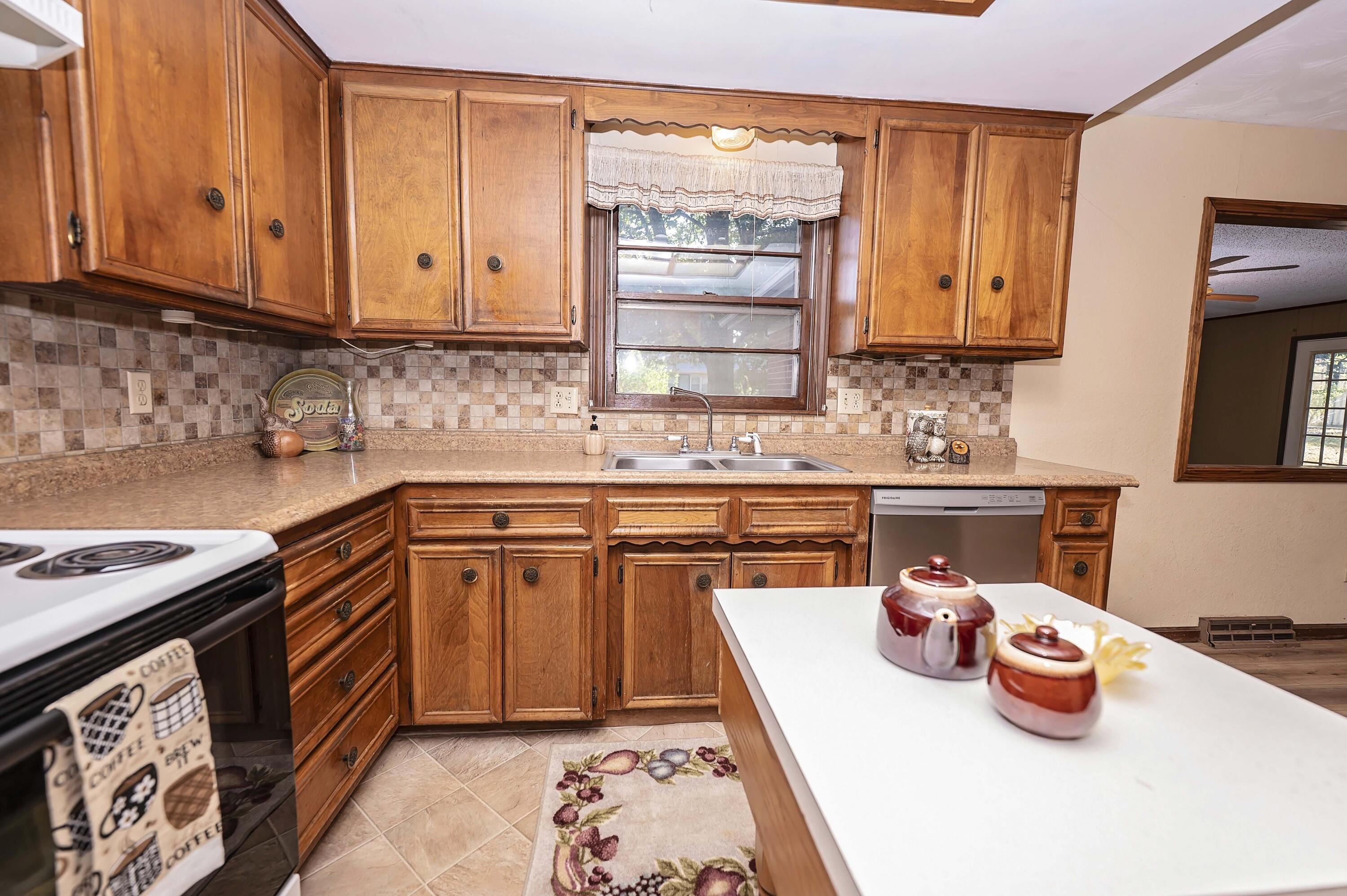 3550 North Rogers Avenue Property Photo 9