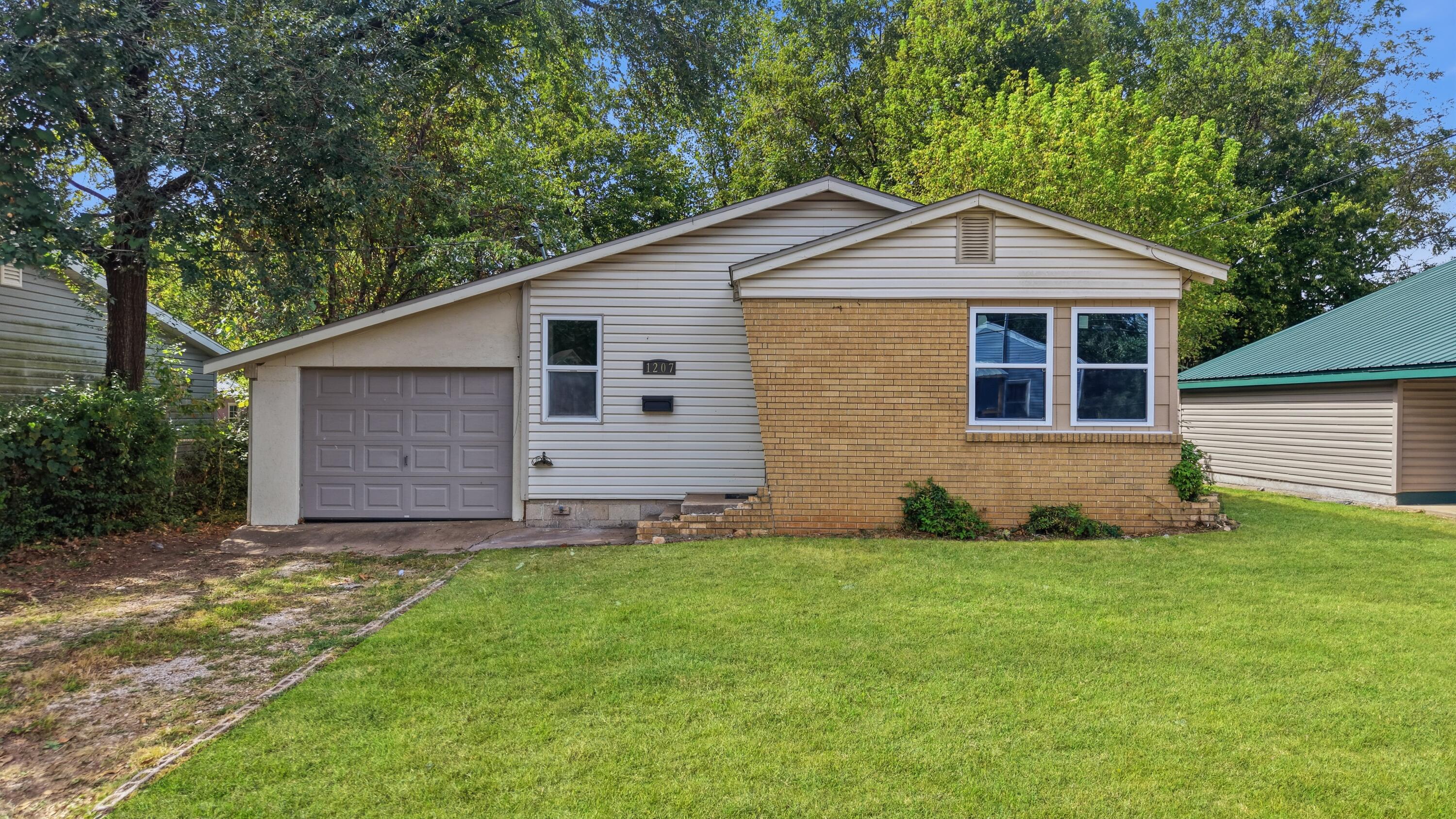 1207 North Warren Avenue Property Photo 1