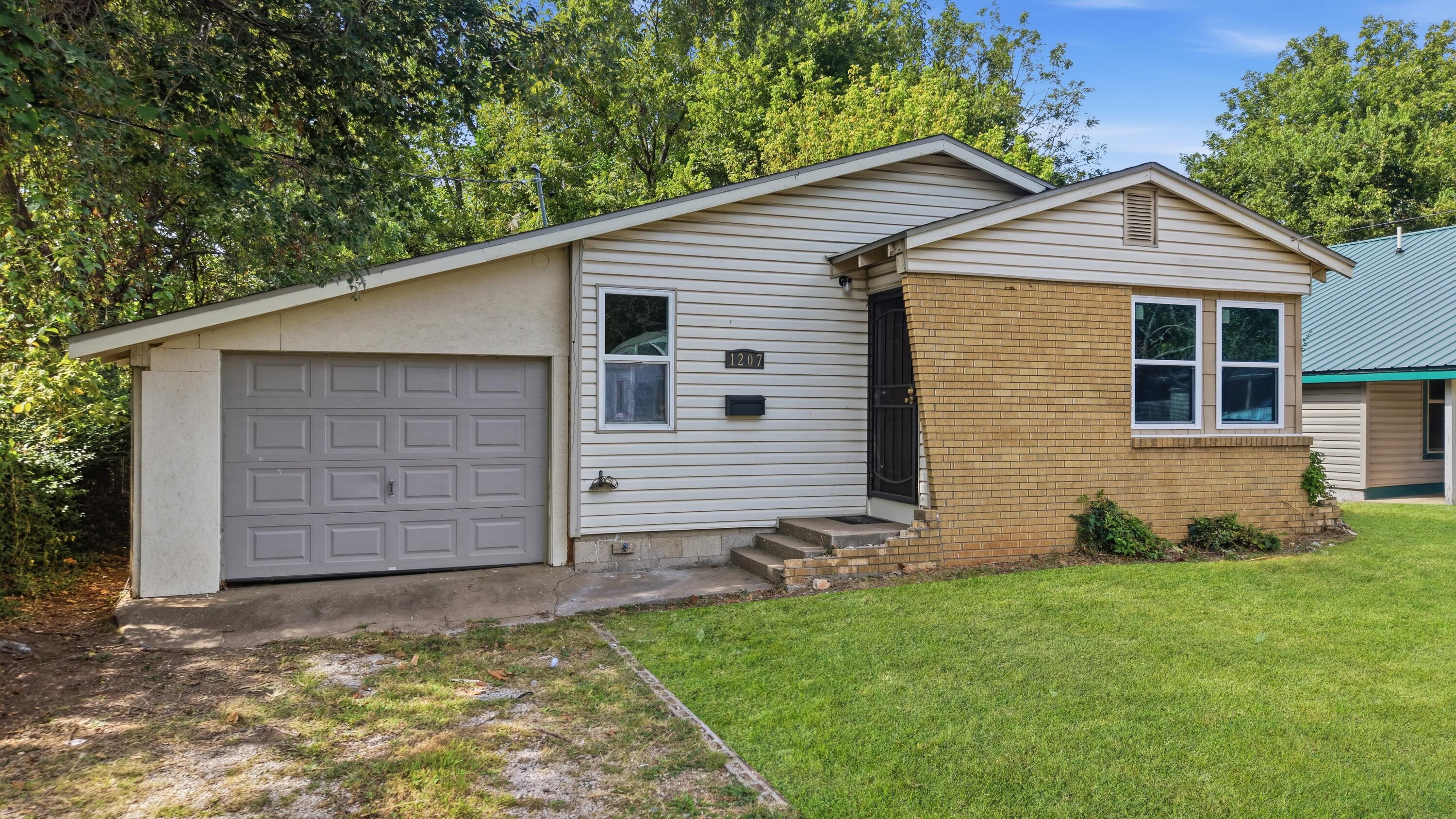 1207 North Warren Avenue Property Photo 2