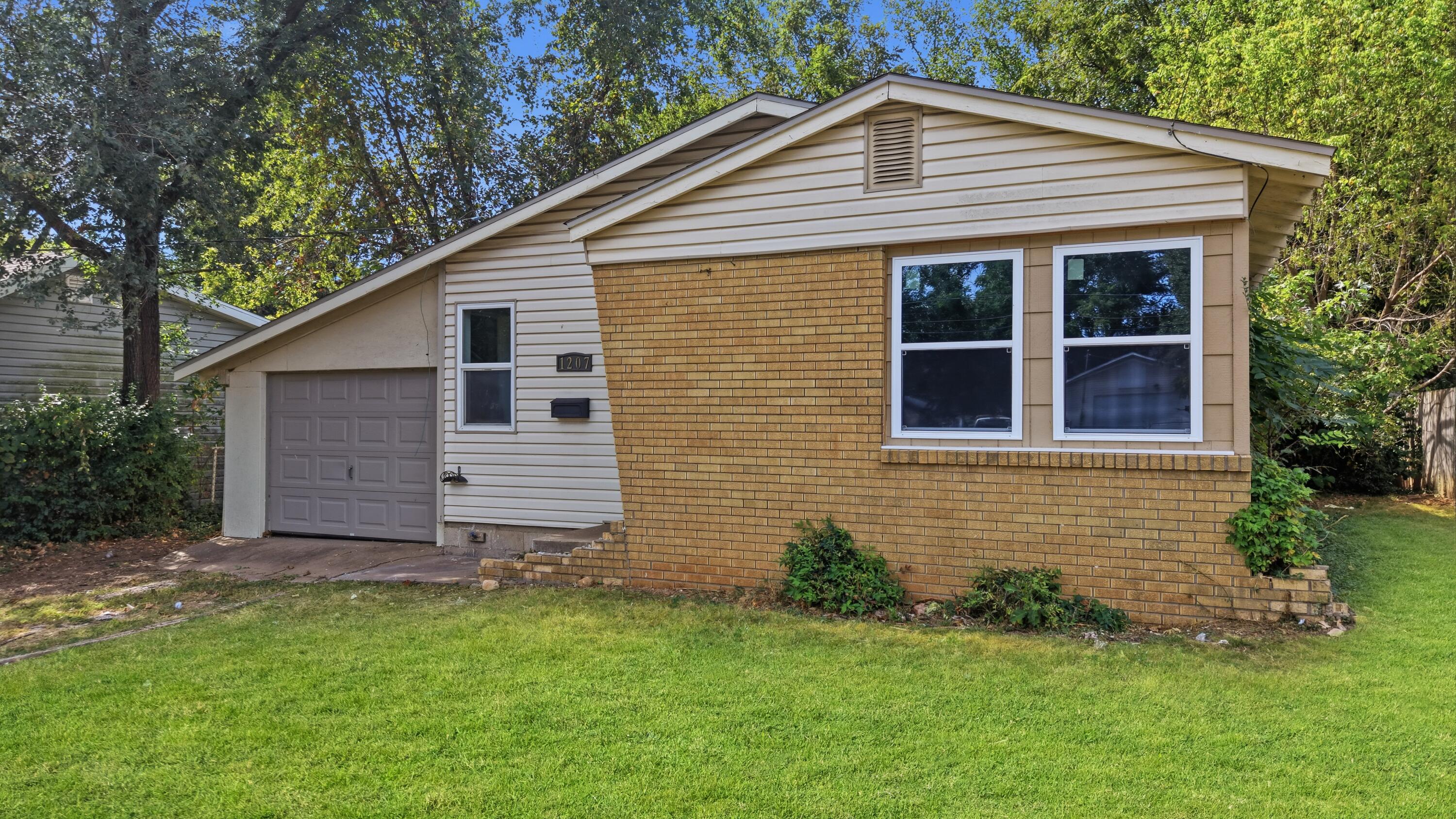 1207 North Warren Avenue Property Photo 3