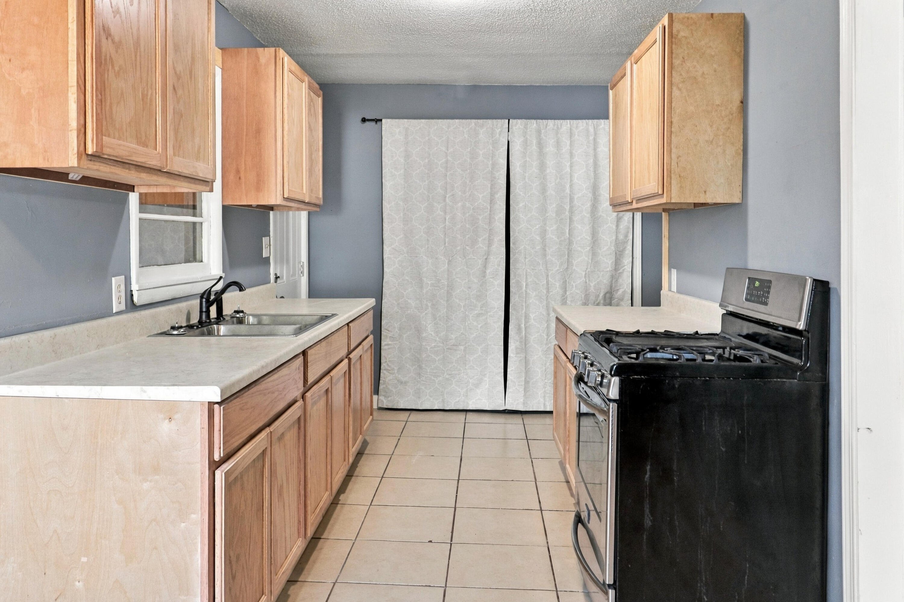 1207 North Warren Avenue Property Photo 8