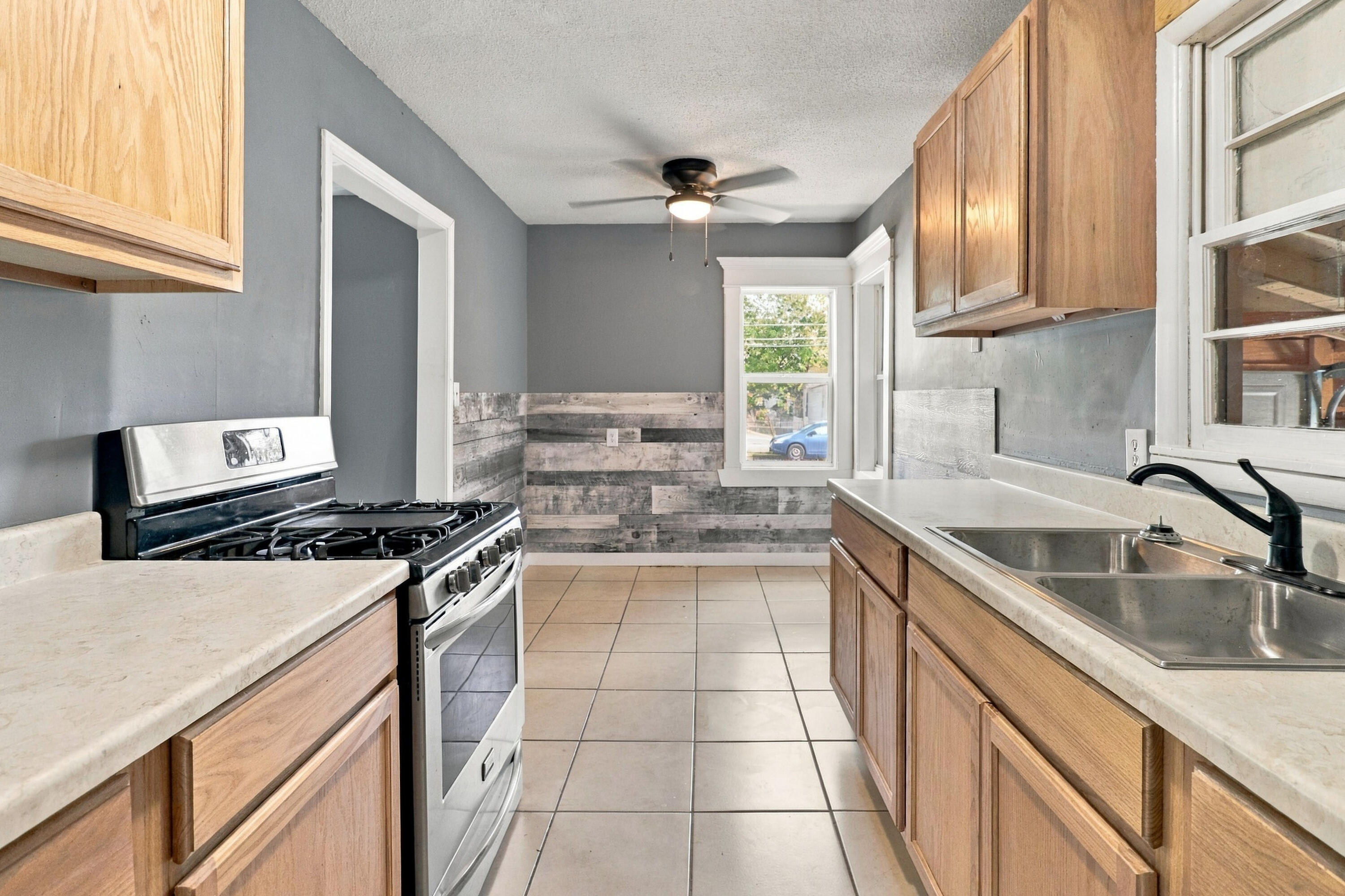 1207 North Warren Avenue Property Photo 9