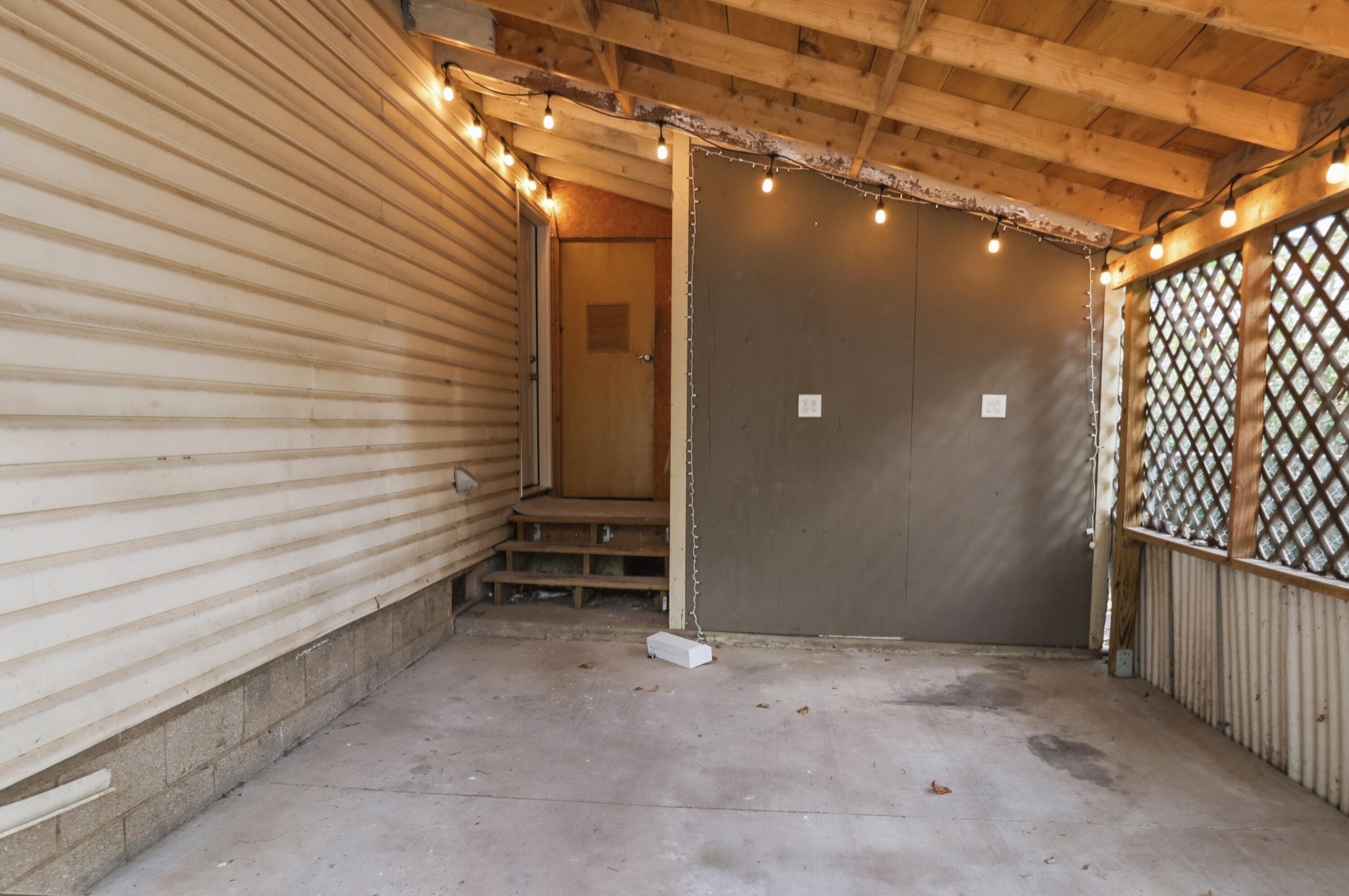 1207 North Warren Avenue Property Photo 16