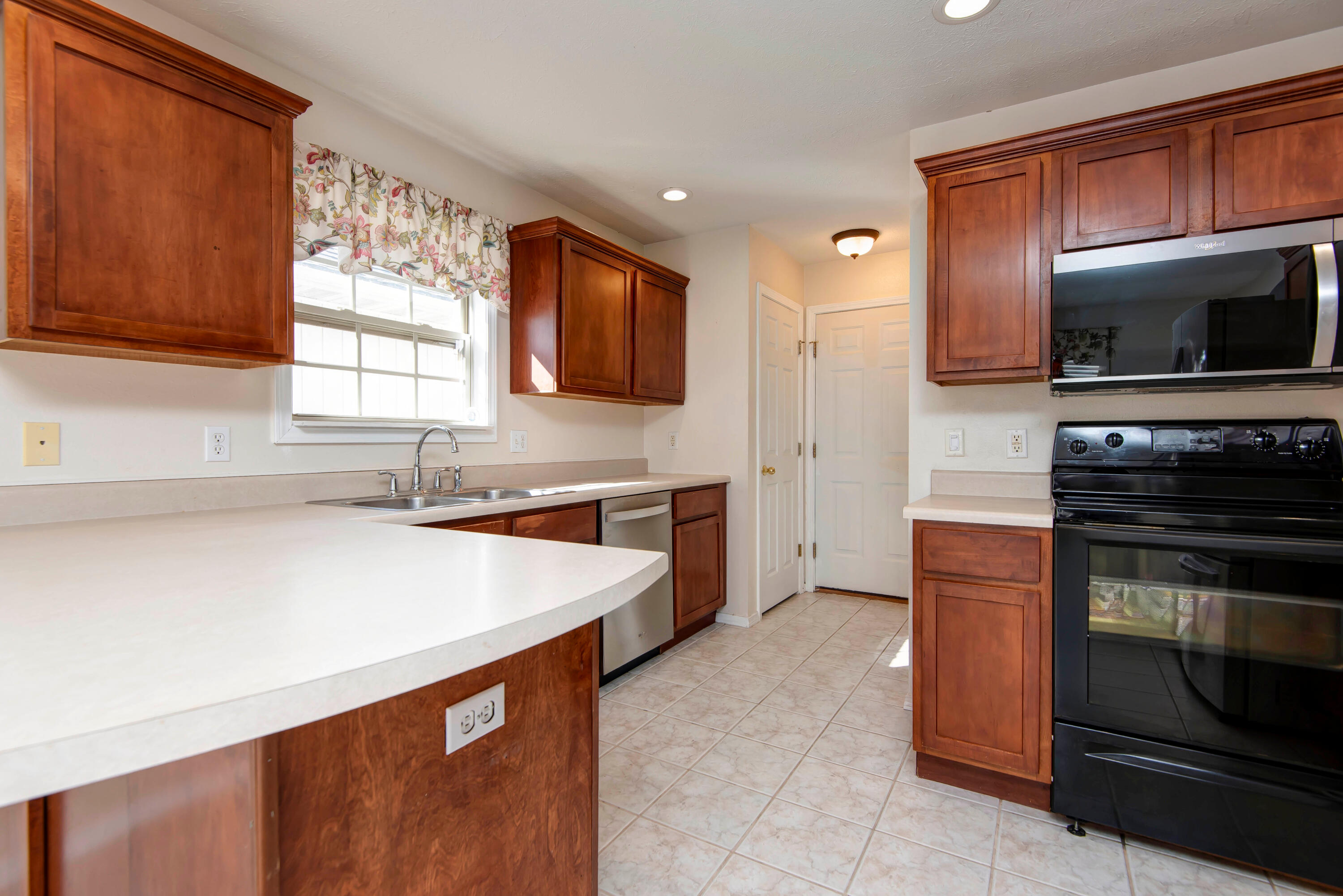 1136 South Elmwood Avenue Property Photo 7