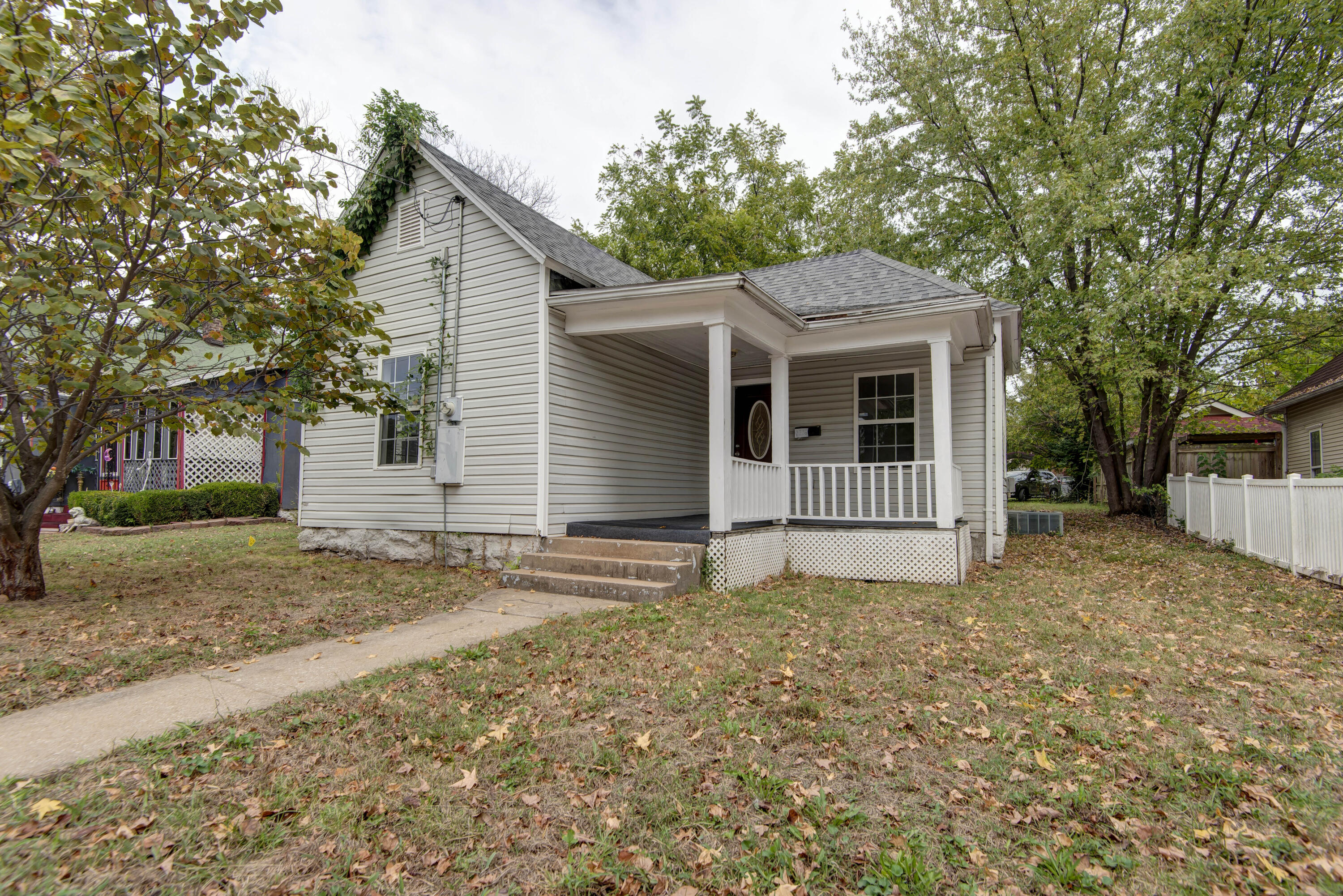 2216 North Taylor Avenue Property Photo 1
