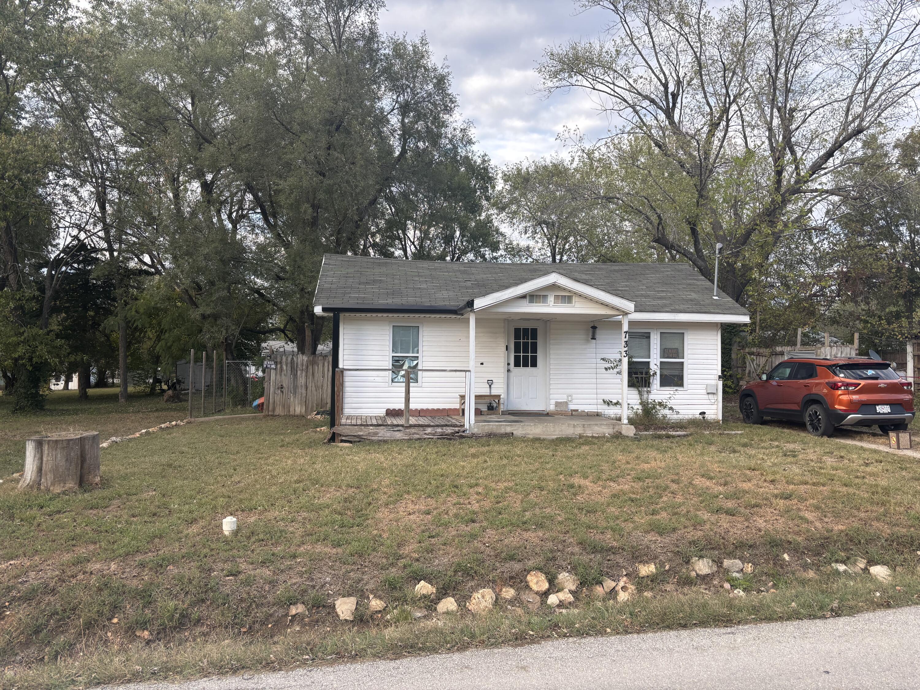 733 West Mill Street Property Photo 1