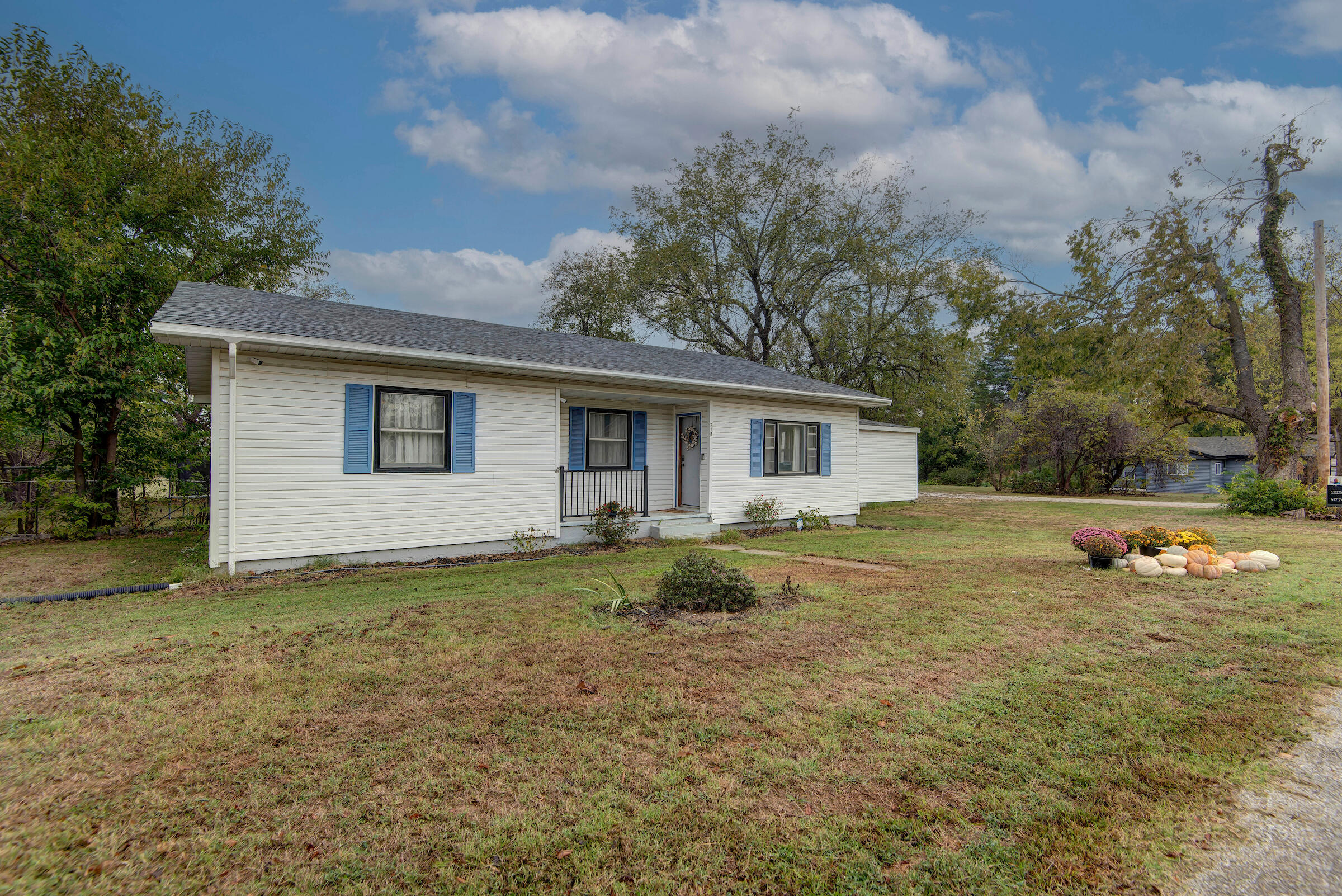 718 West Woodbine Road Property Photo 1