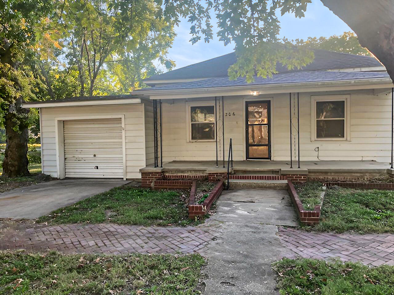 206 North Miles Avenue Property Photo 1