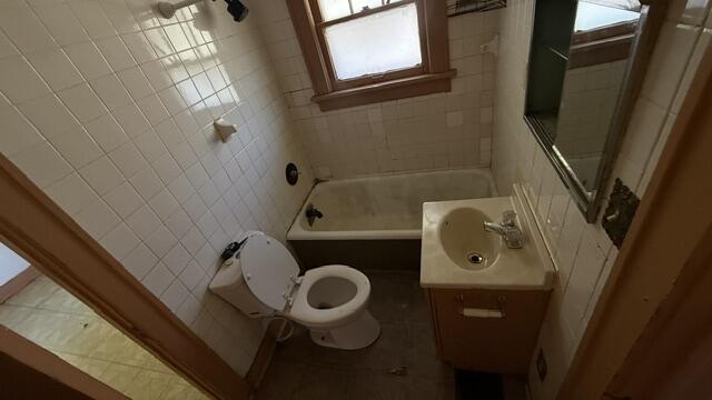 2009 West College Street Property Photo 8