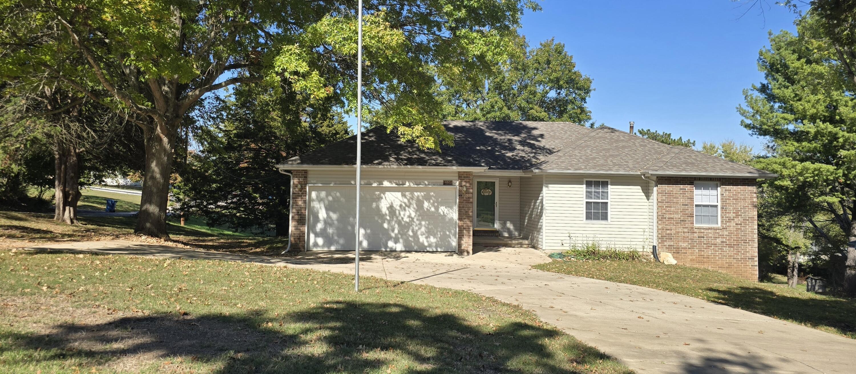 1103 East Lark Street Property Photo 2