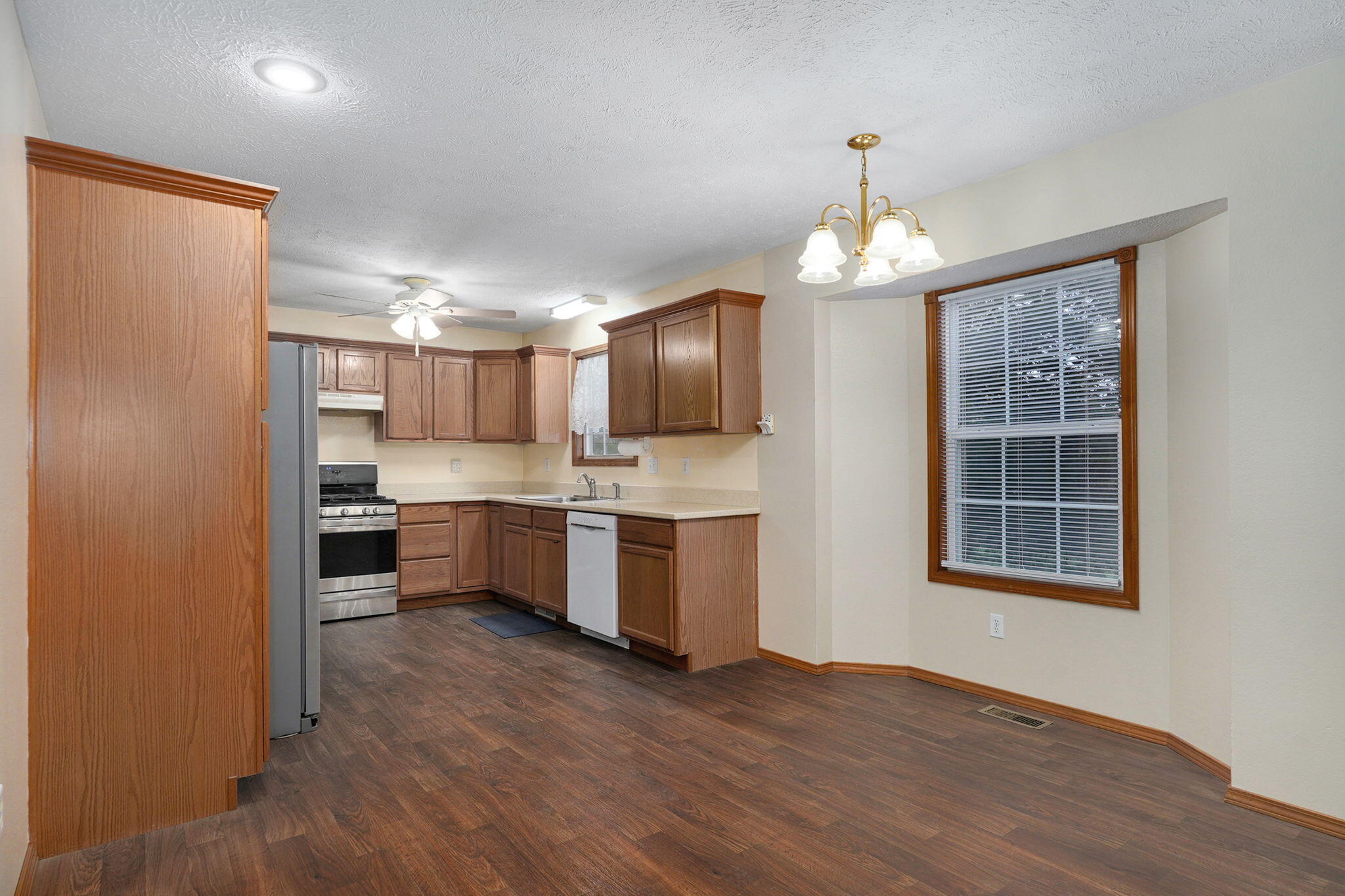 1103 East Lark Street Property Photo 8