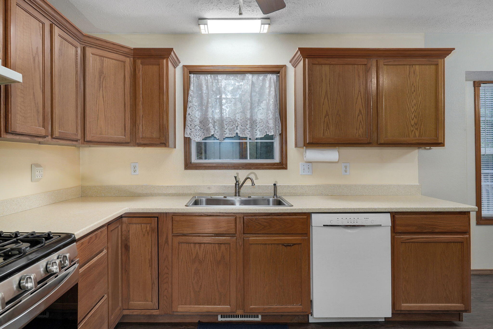 1103 East Lark Street Property Photo 12