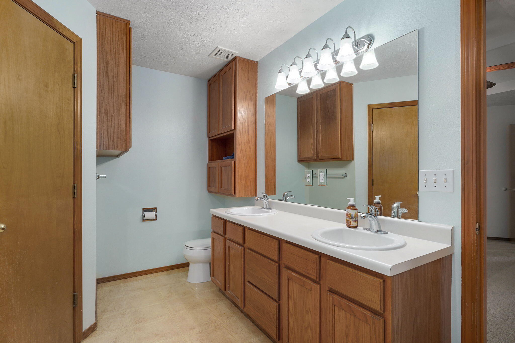 1103 East Lark Street Property Photo 17