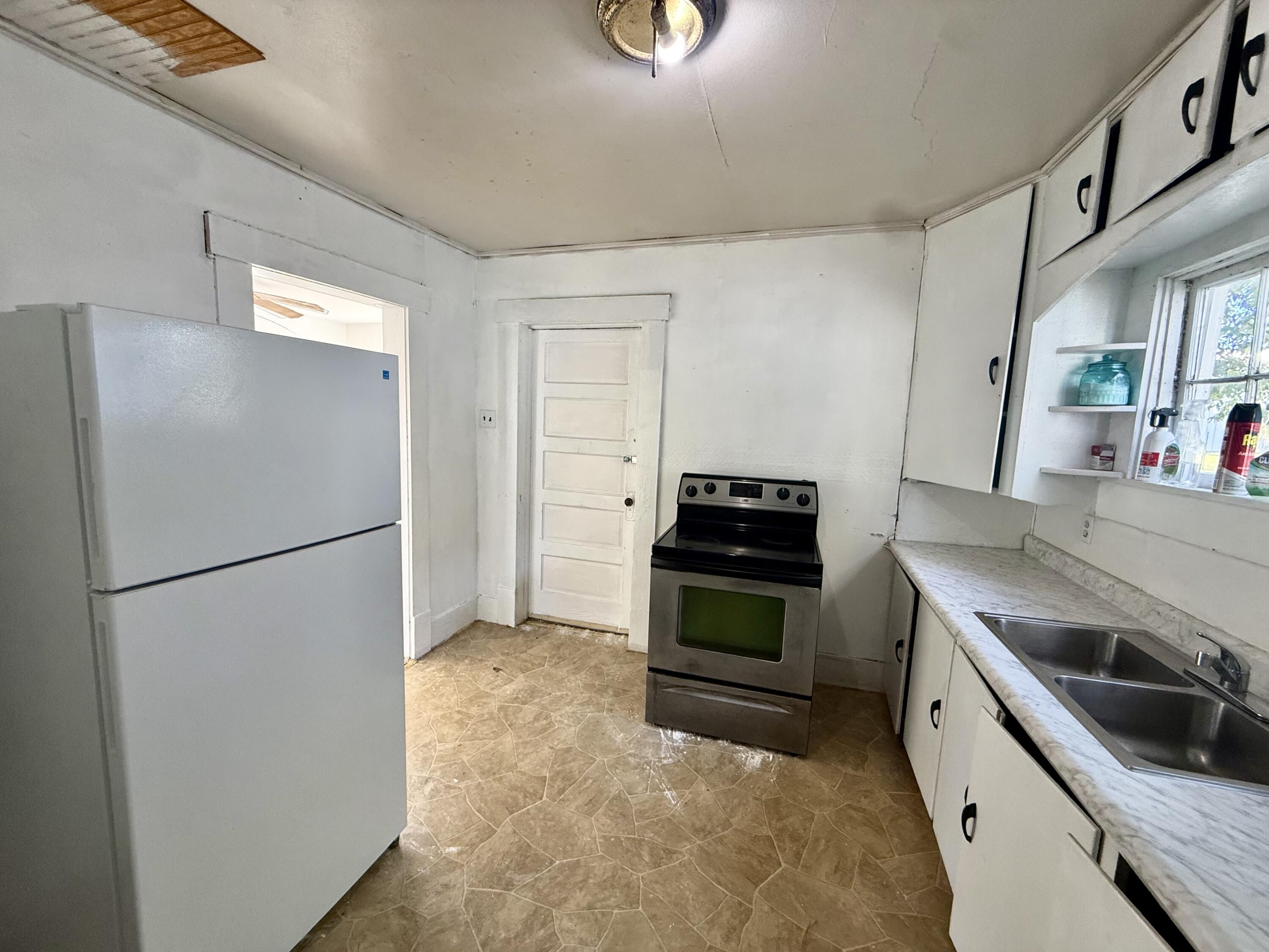 319 North Grand Avenue Property Photo 4